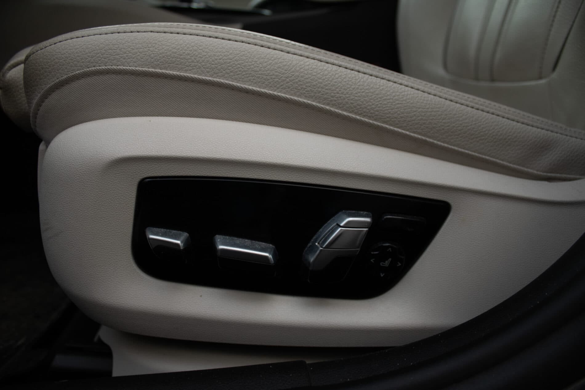 2017 BMW 540d, sivá sedan, 182 573 km