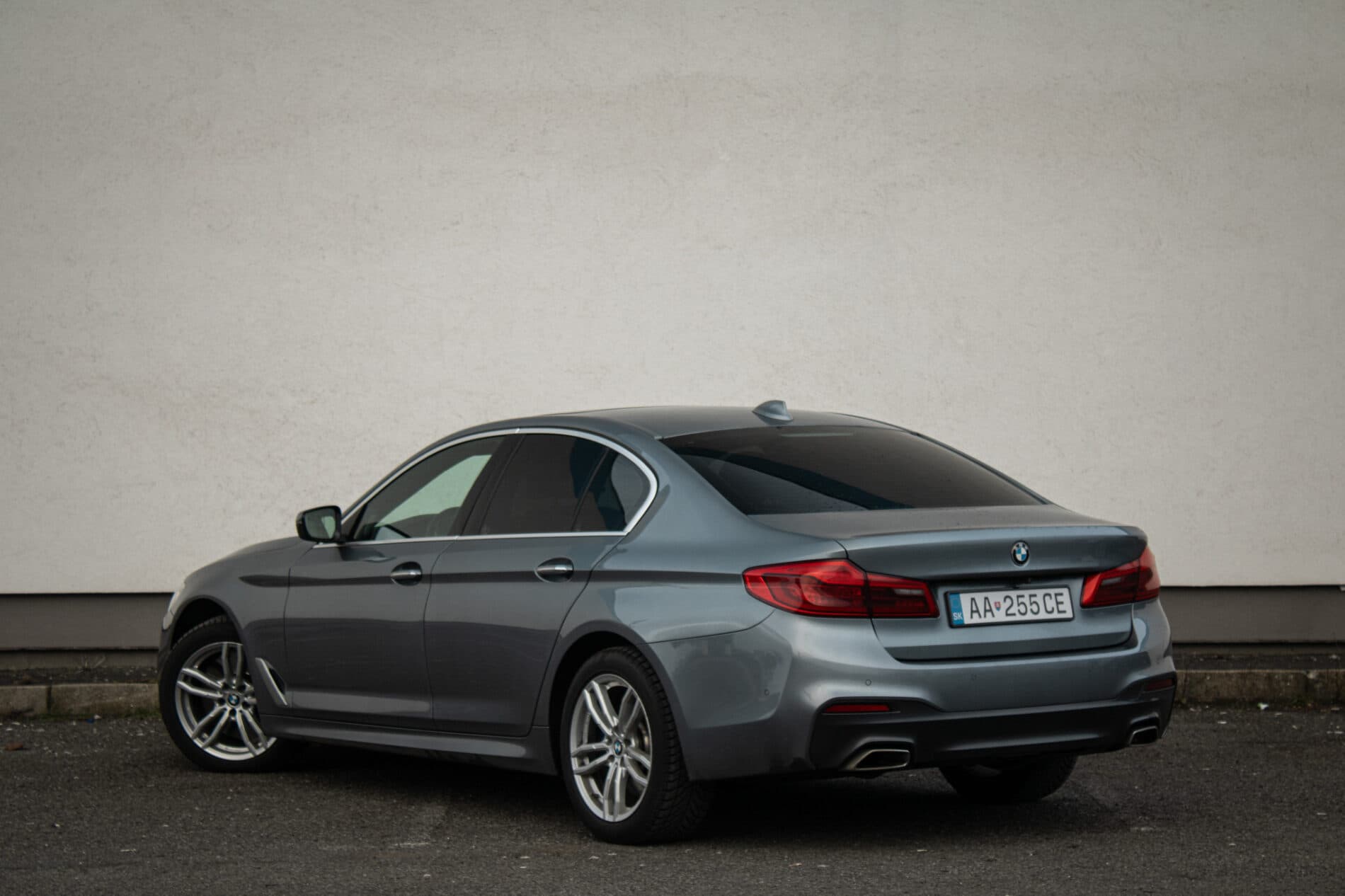 2017 BMW 540d, sivá sedan, 182 573 km