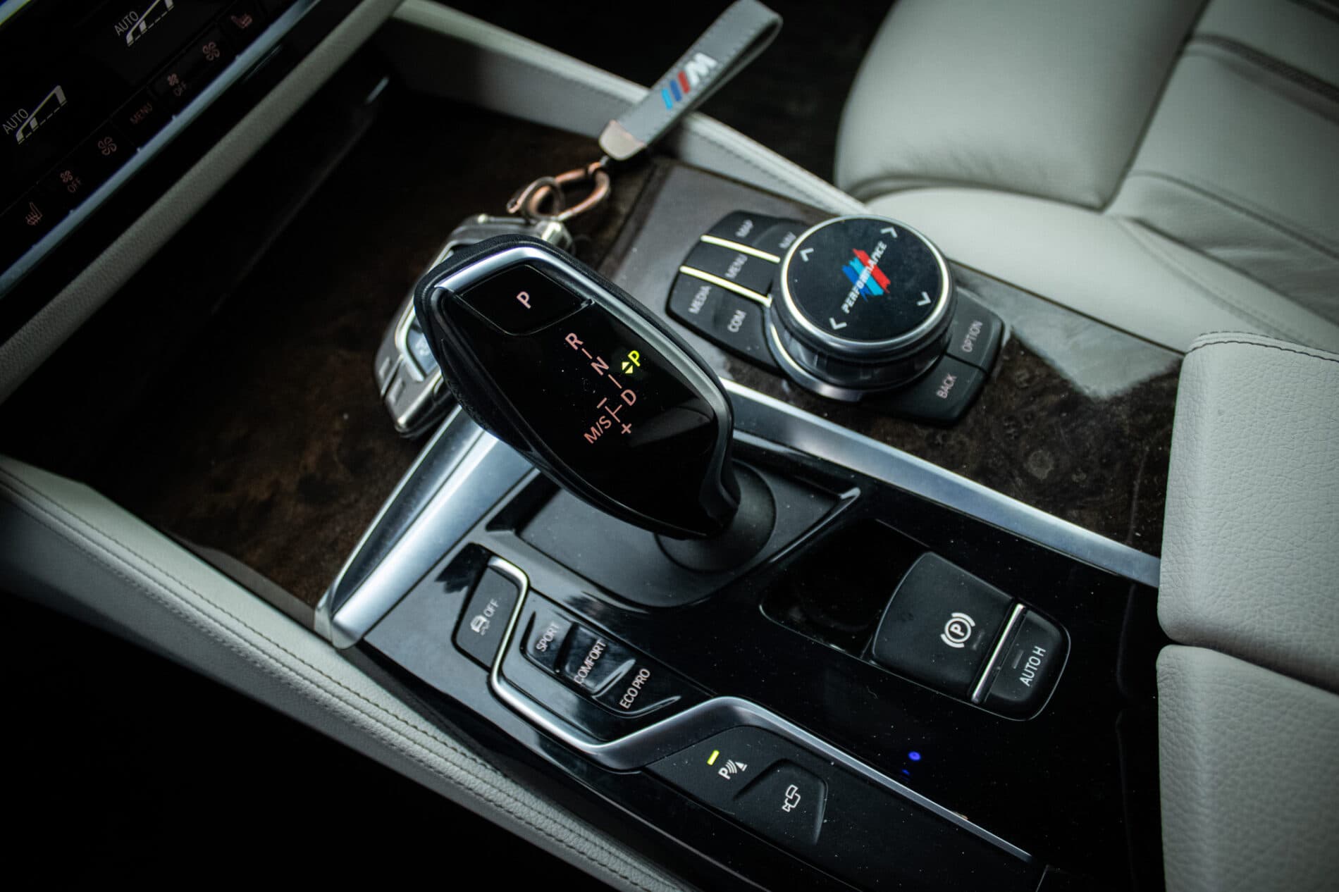 2017 BMW 540d, sivá sedan, 182 573 km