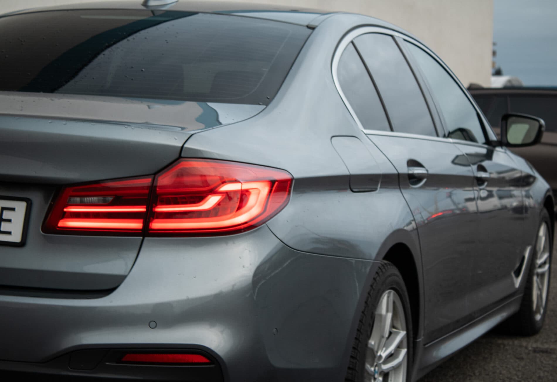 2017 BMW 540d, sivá sedan, 182 573 km