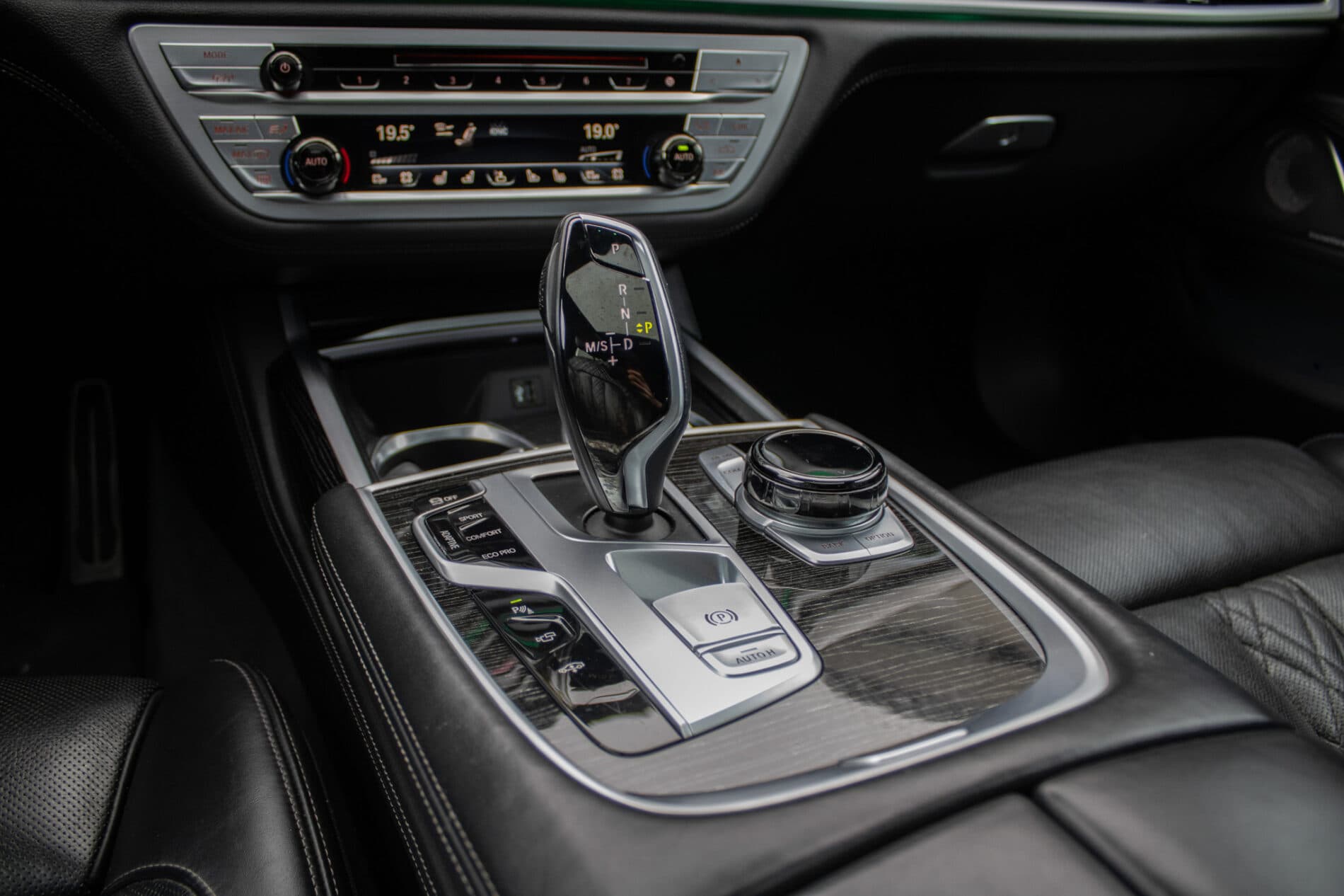 2018 BMW 740d, biela sedan, 208 000 km