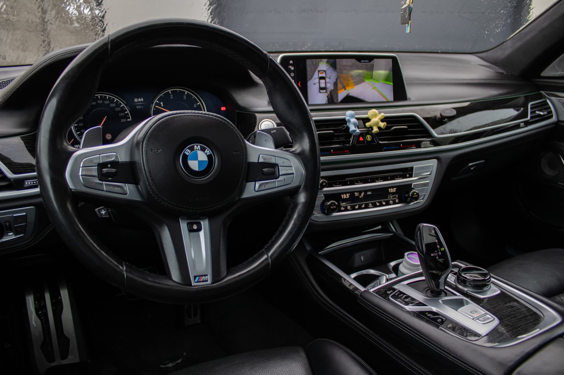 2018 BMW 740d, biela sedan, 208 000 km