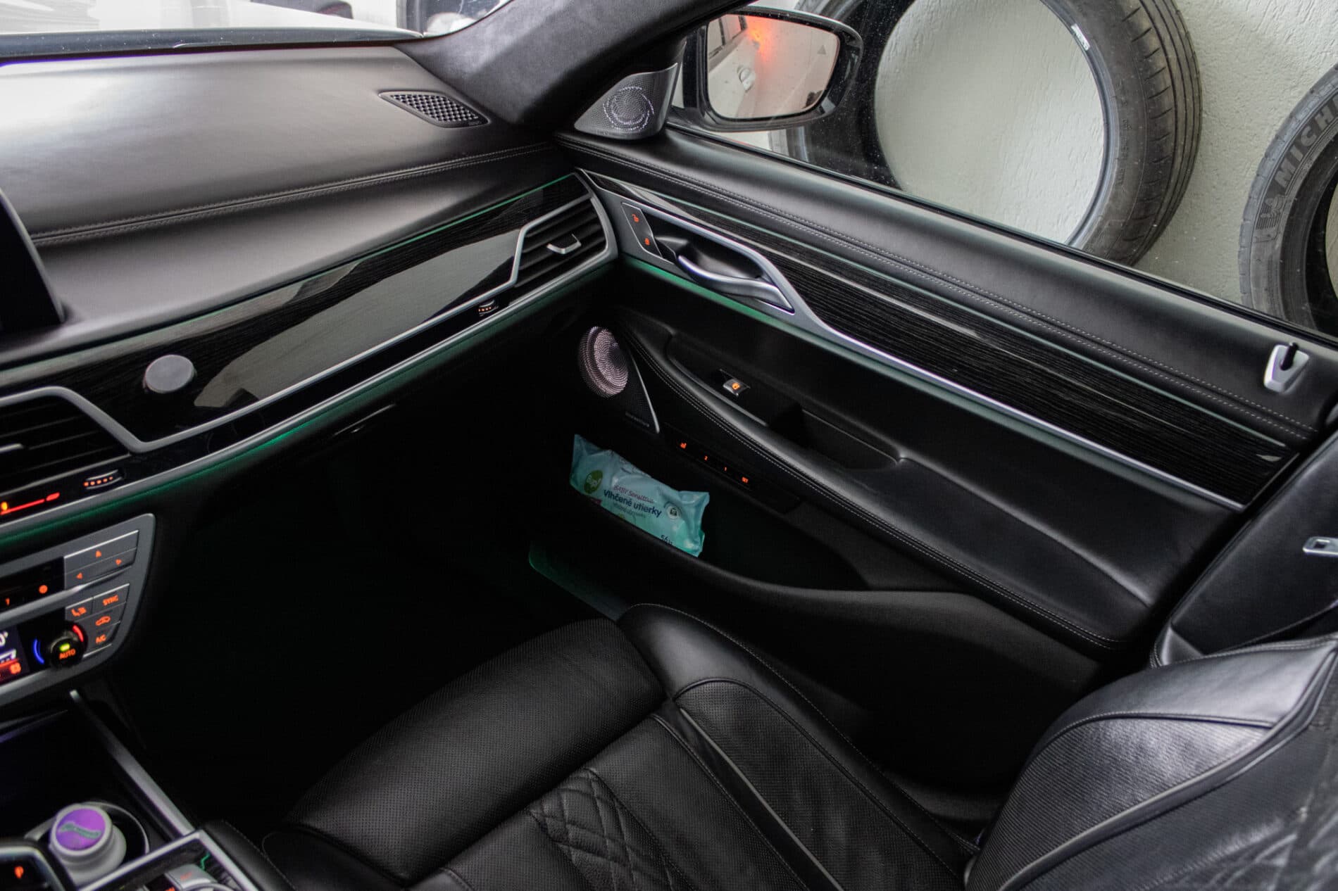 2018 BMW 740d, biela sedan, 208 000 km