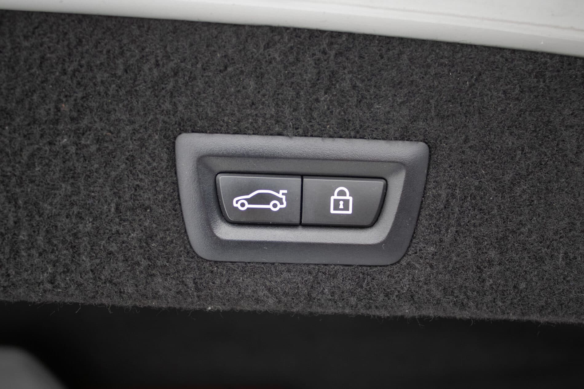 2018 BMW 740d, biela sedan, 208 000 km
