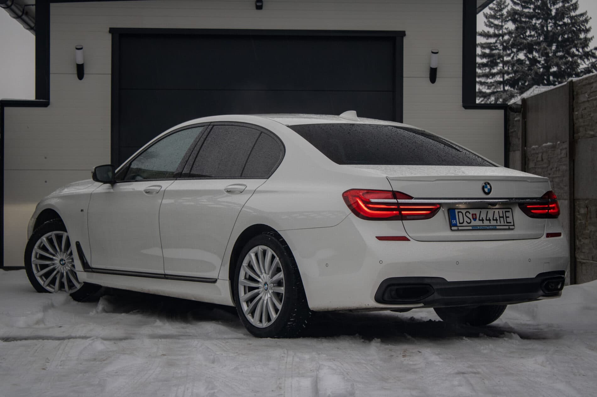 2018 BMW 740d, biela sedan, 208 000 km