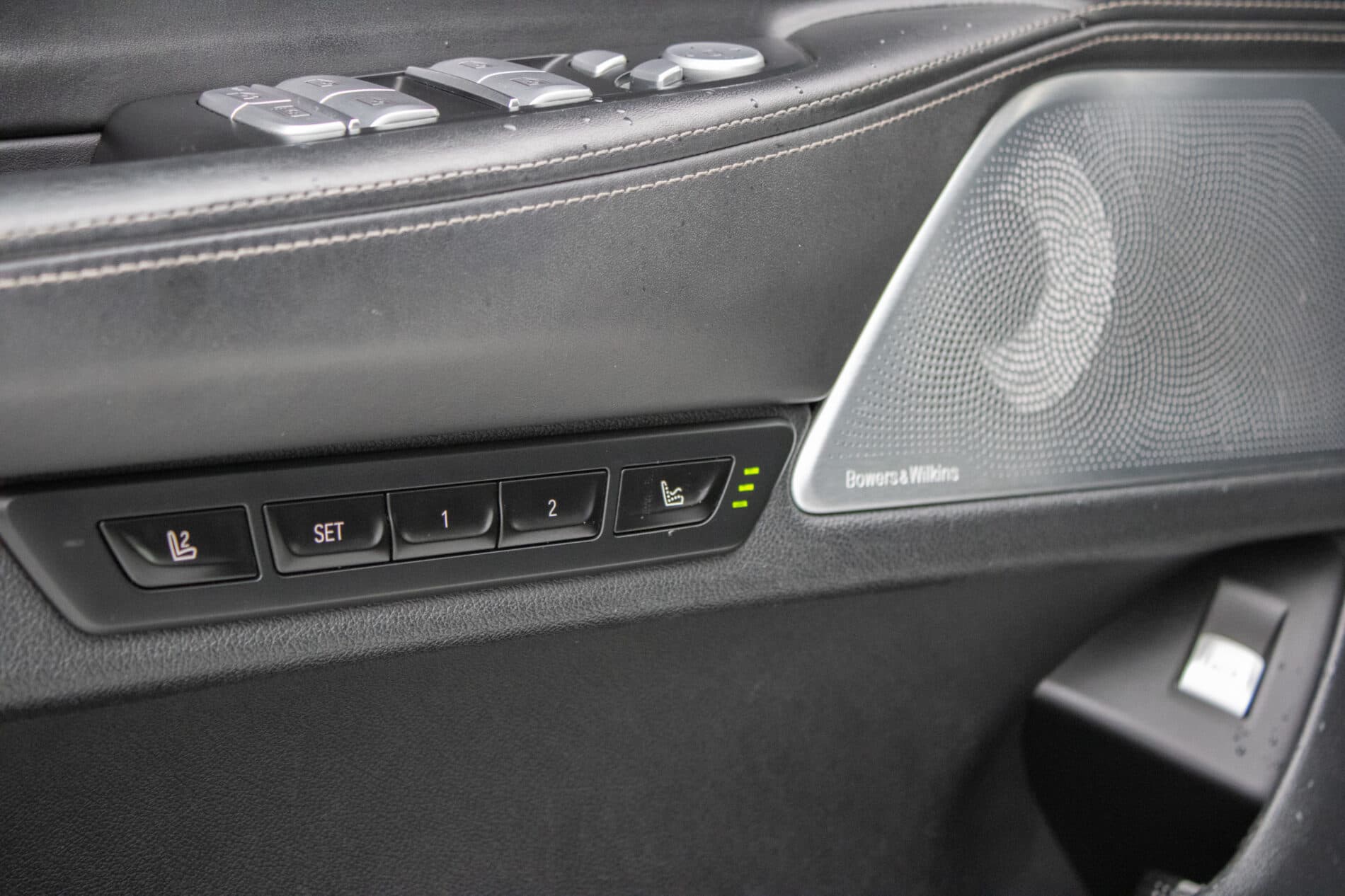 2018 BMW 740d, biela sedan, 208 000 km