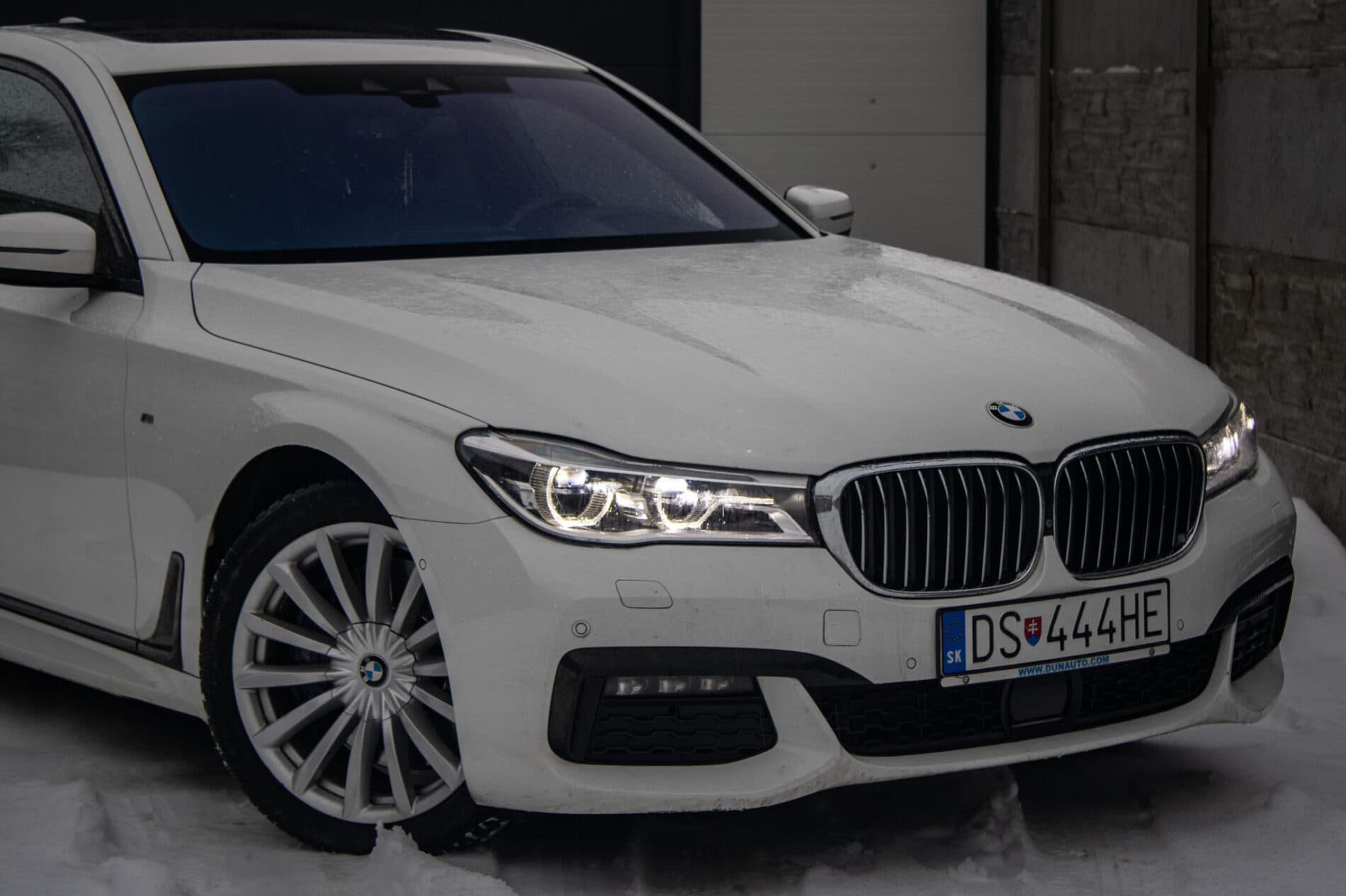 2018 BMW 740d, biela sedan, 208 000 km