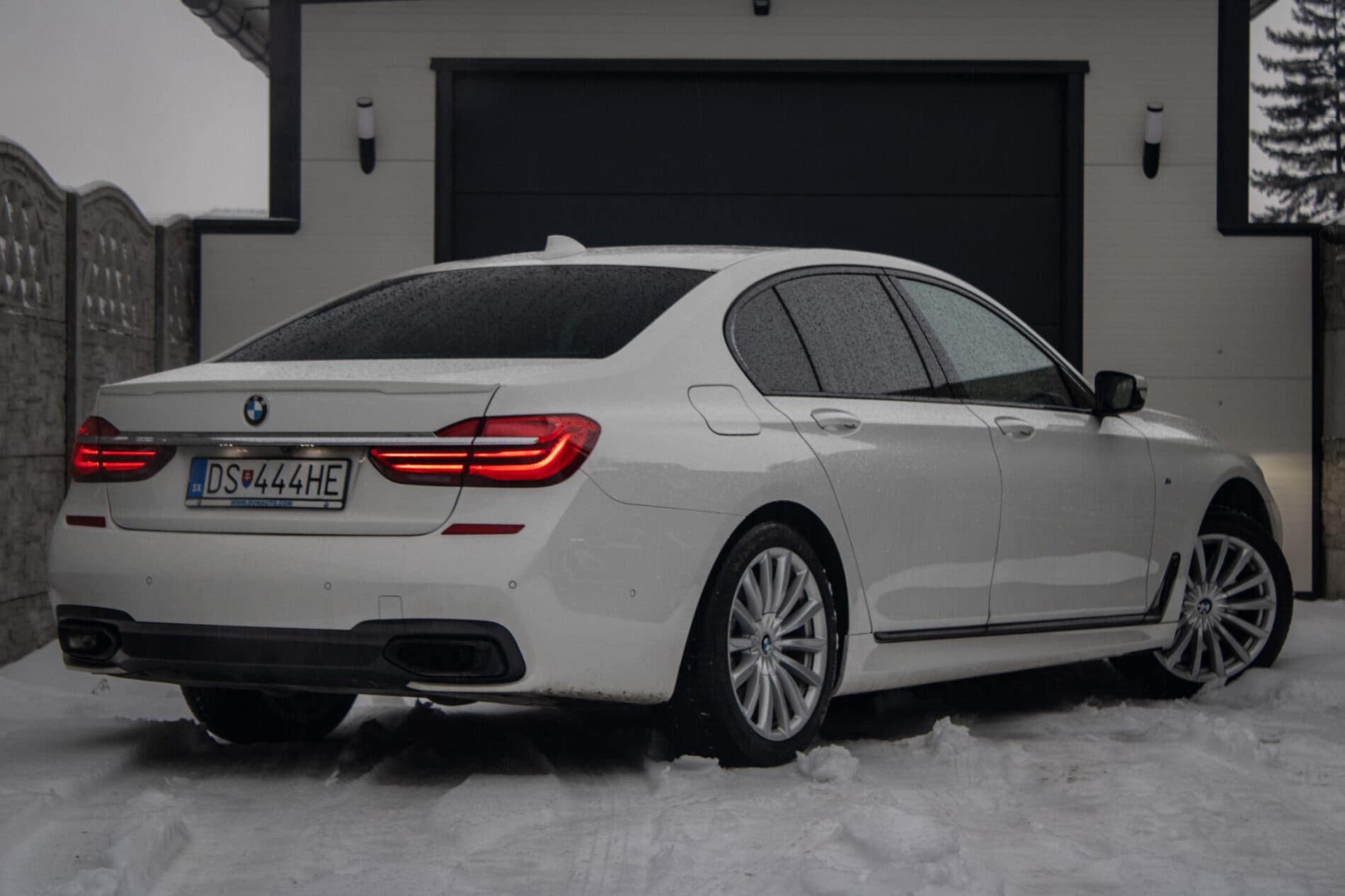 2018 BMW 740d, biela sedan, 208 000 km