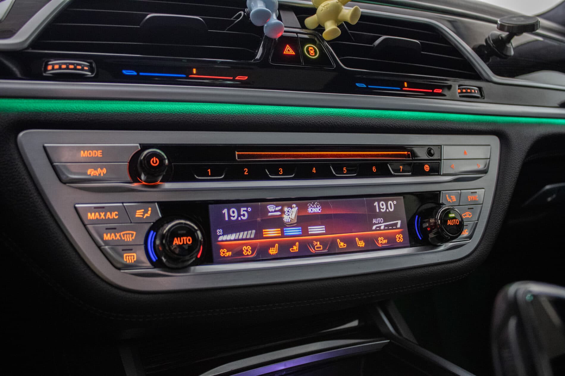2018 BMW 740d, biela sedan, 208 000 km