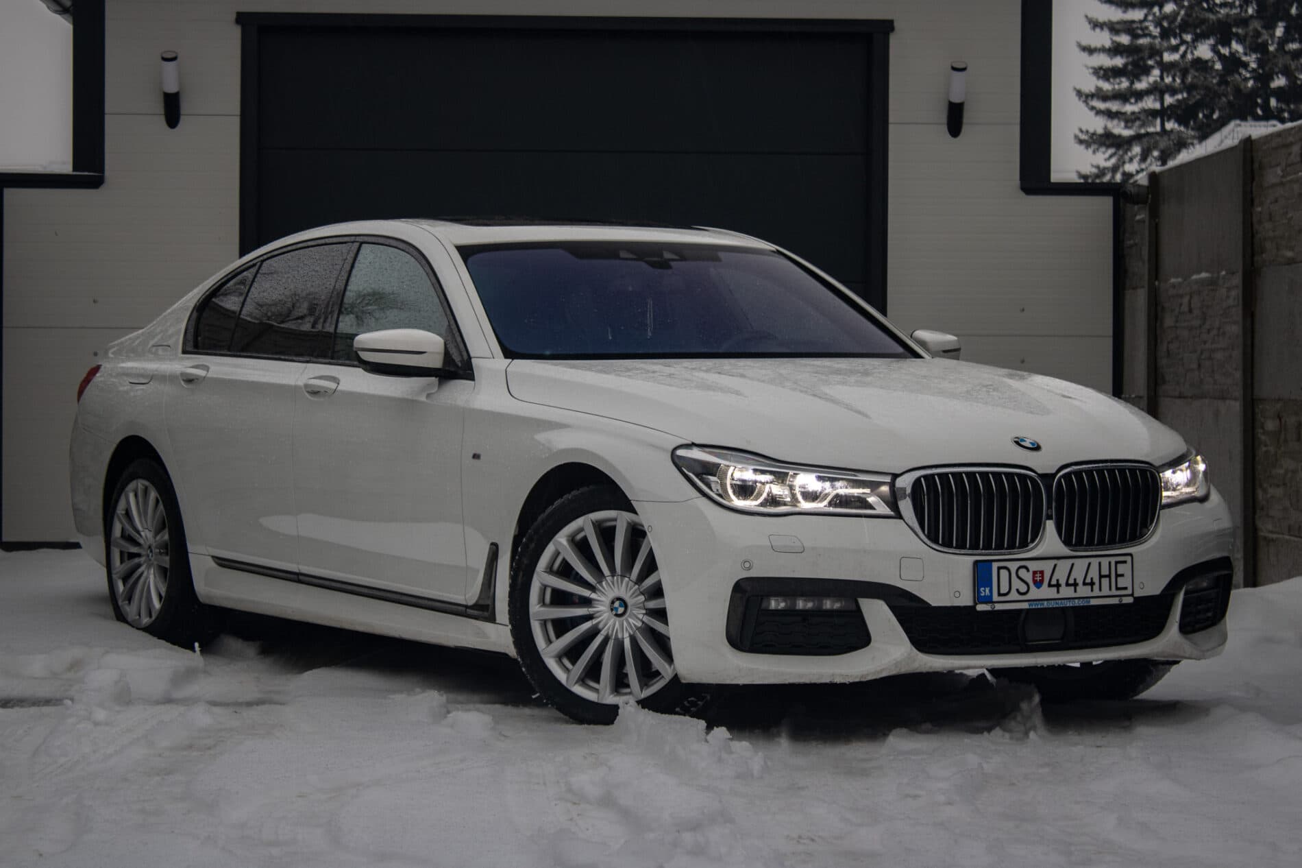 2018 BMW 740d, biela sedan, 208 000 km