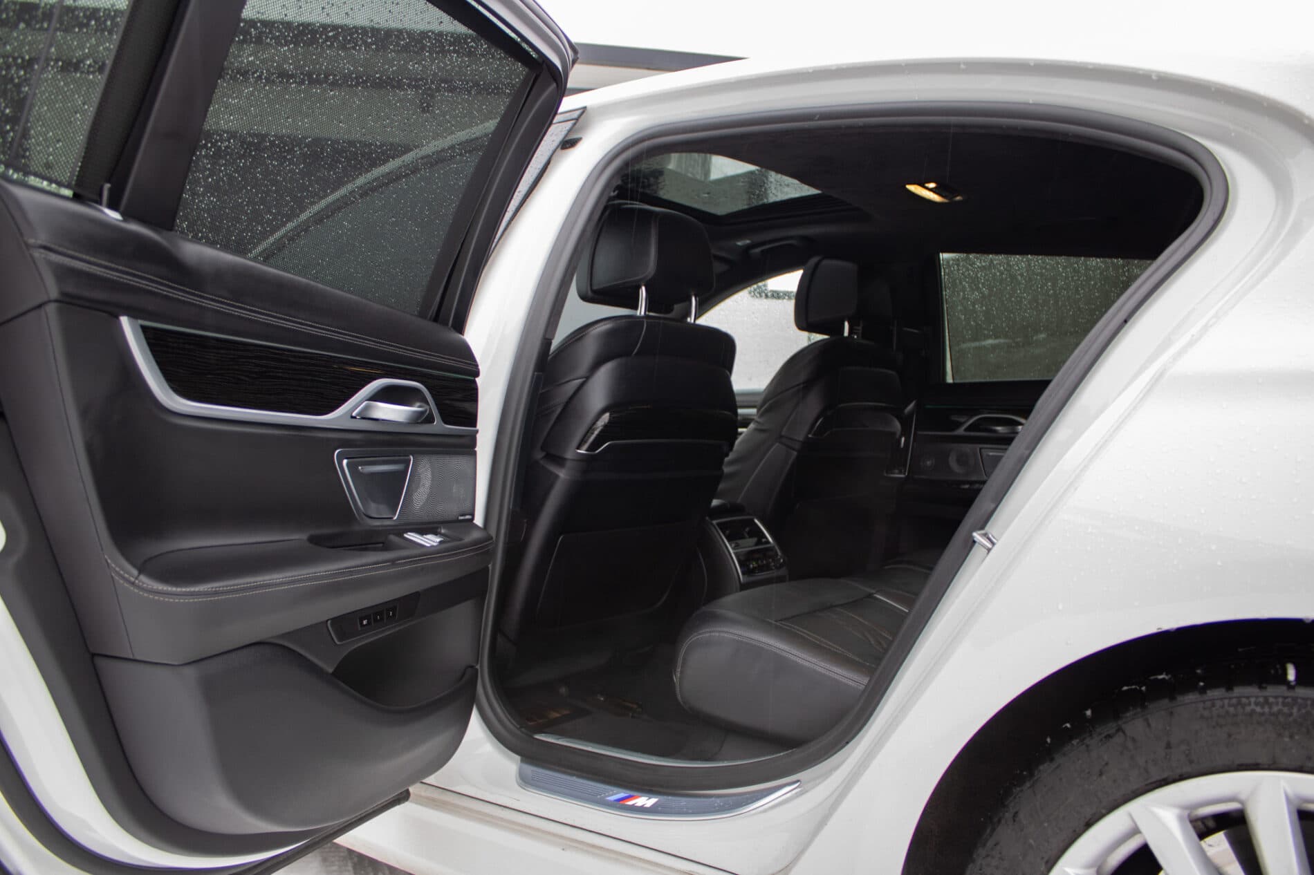 2018 BMW 740d, biela sedan, 208 000 km
