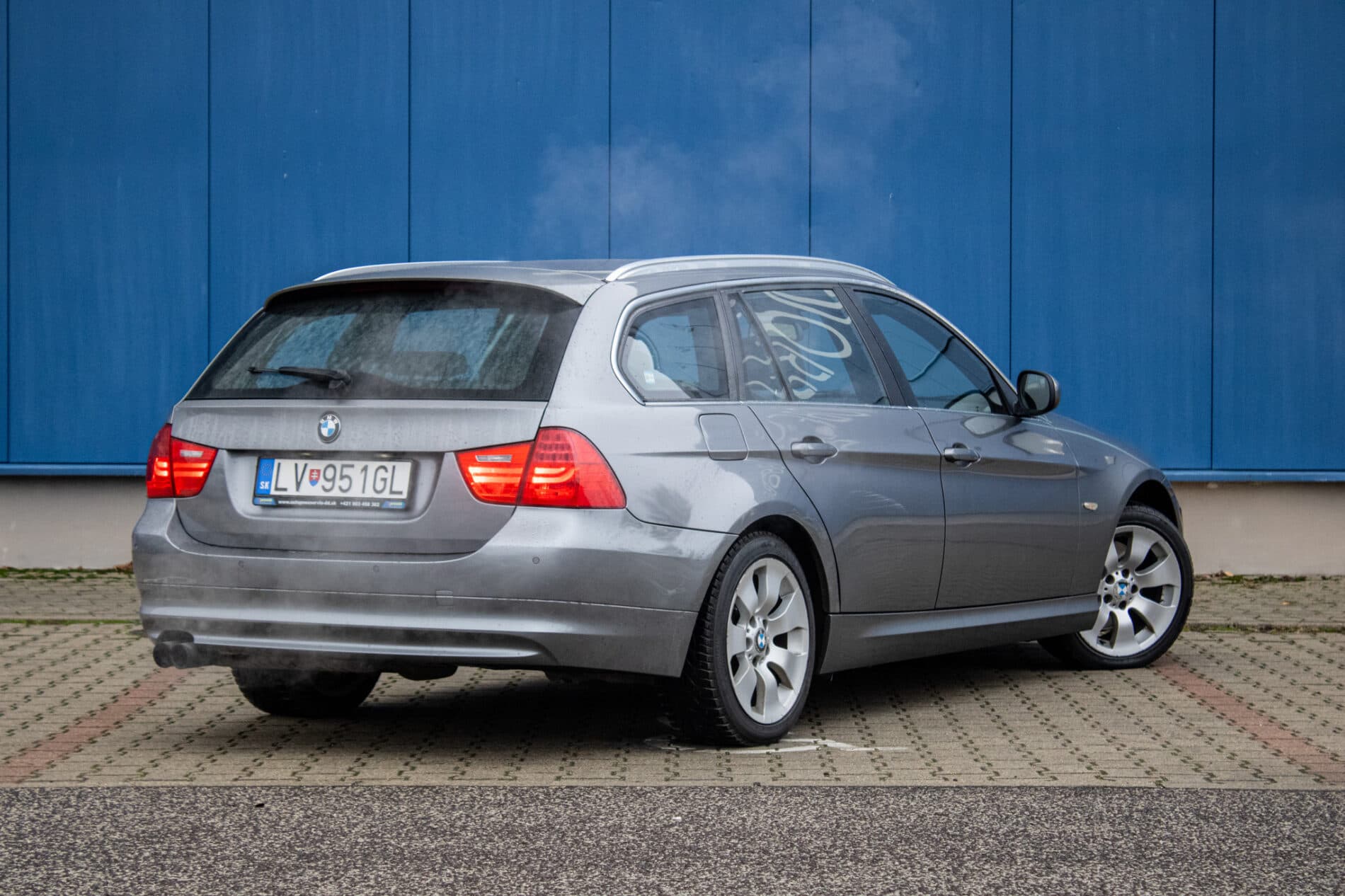 2011 BMW 325i, sivá kombi, 293 972 km