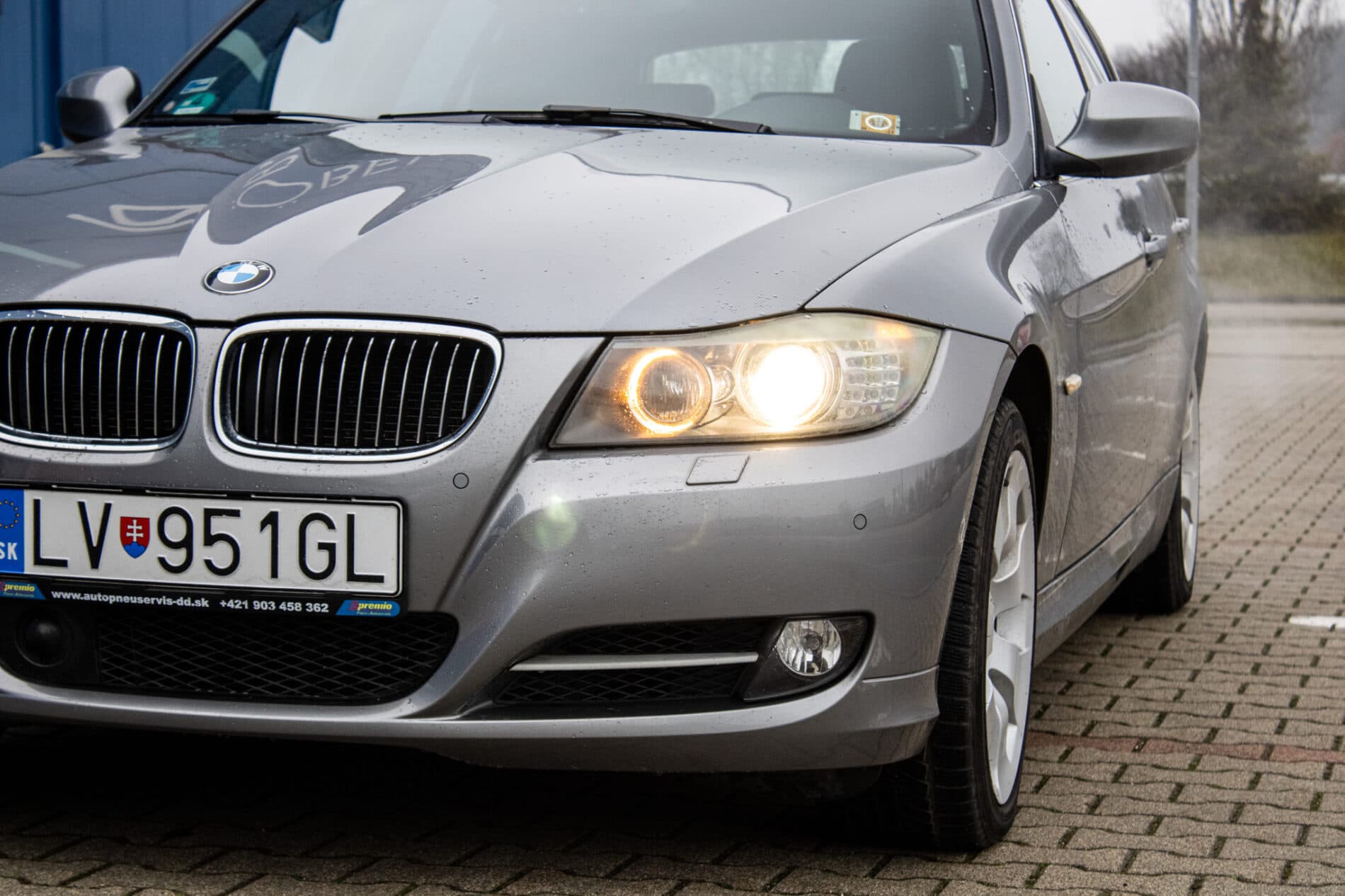 2011 BMW 325i, sivá kombi, 293 972 km