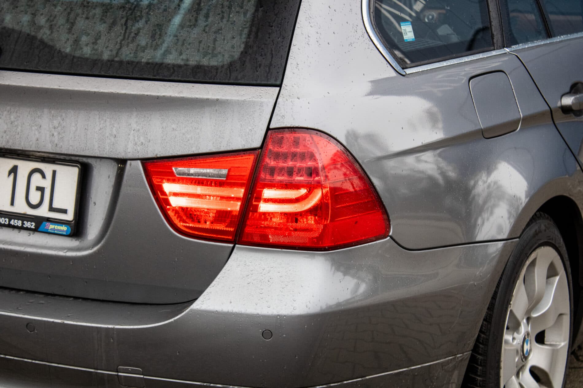 2011 BMW 325i, sivá kombi, 293 972 km