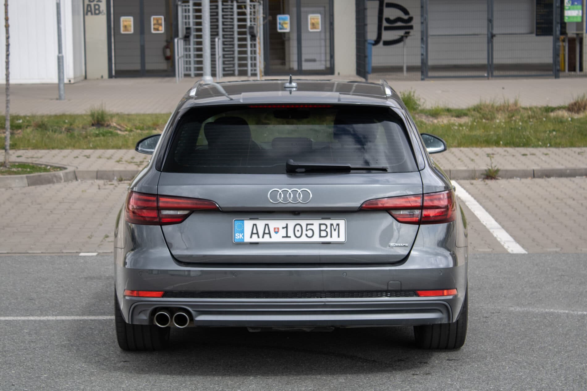 2018 AUDI A4, sivá kombi, 182 788 km