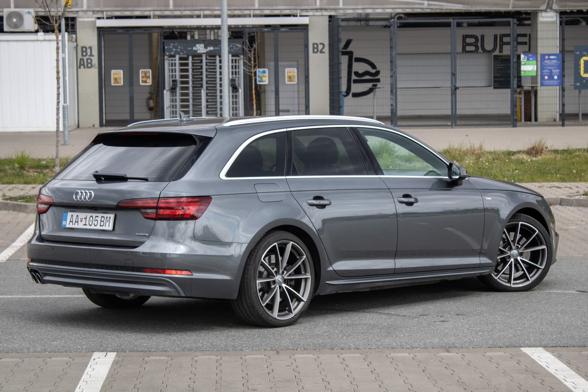 2018 AUDI A4, sivá kombi, 182 788 km