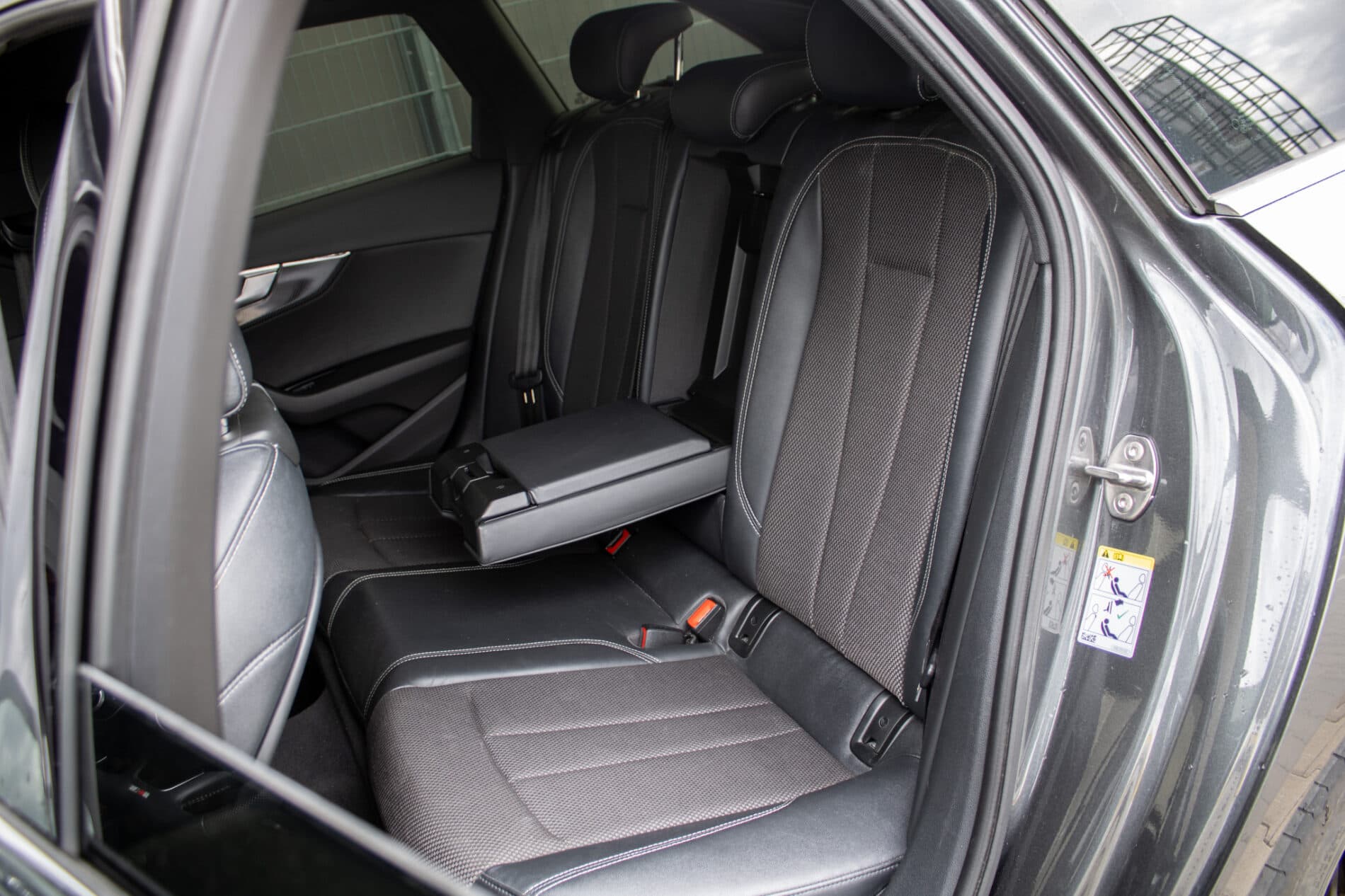 2018 AUDI A4, sivá kombi, 182 788 km