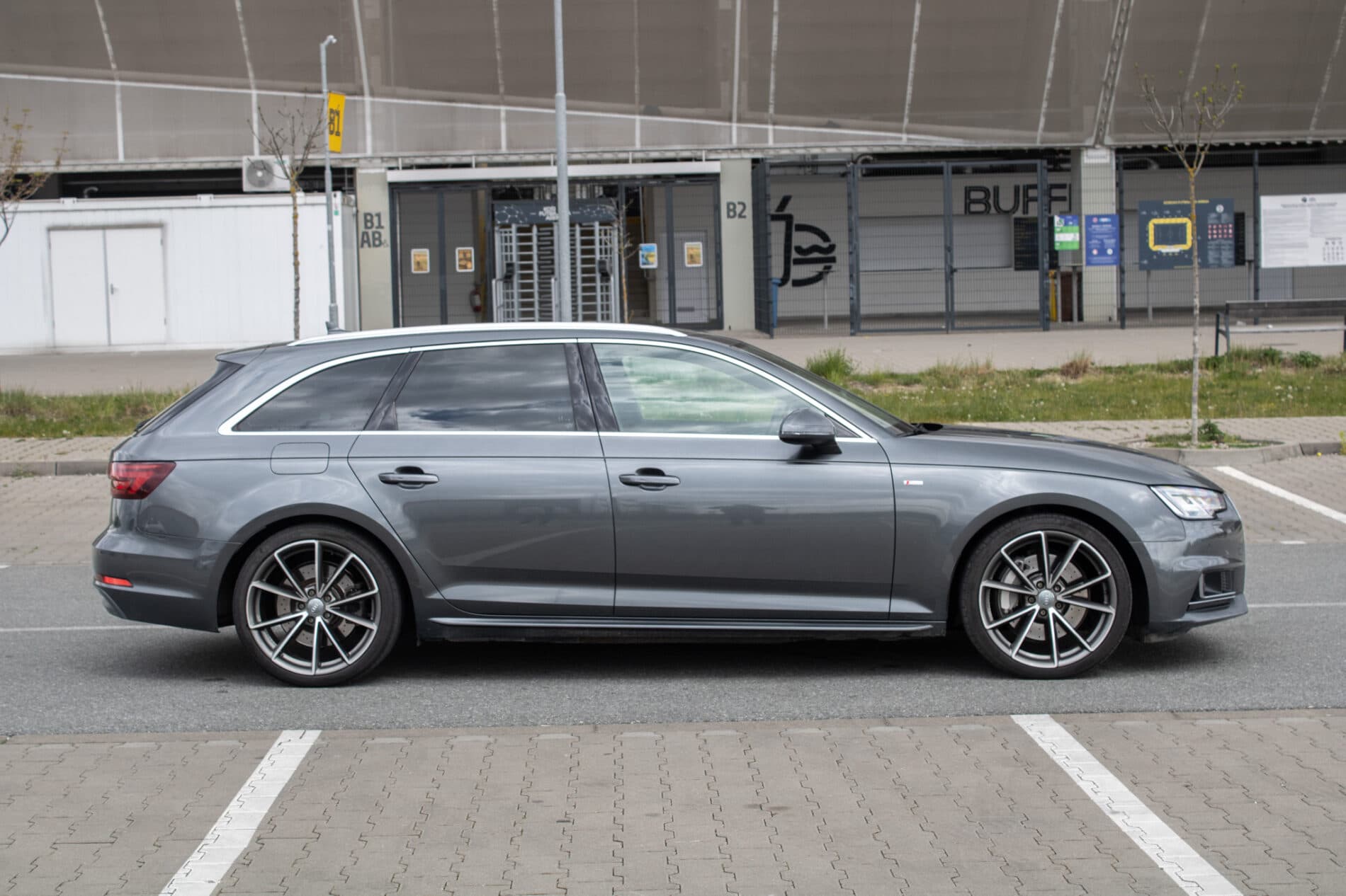 2018 AUDI A4, sivá kombi, 182 788 km