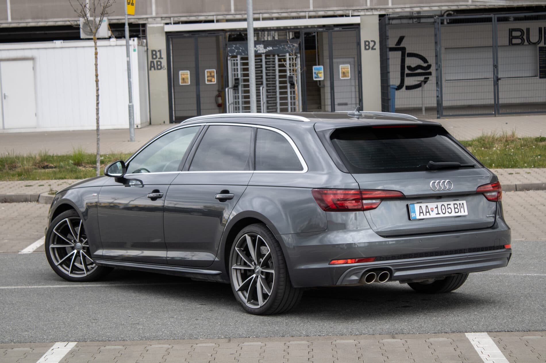 2018 AUDI A4, sivá kombi, 182 788 km