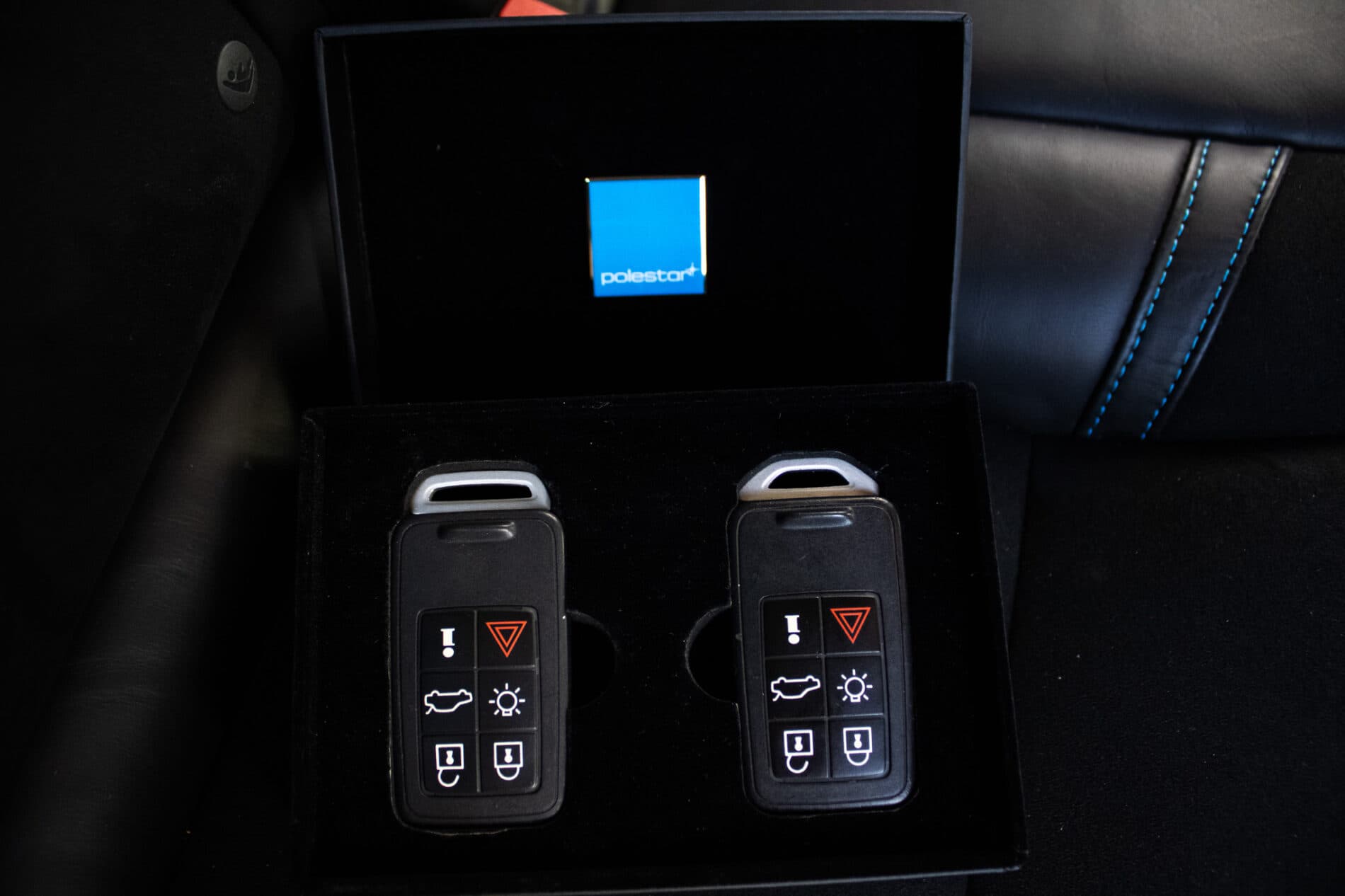 2017 Volvo V60 Polestar, modrá kombi, 57 641 km