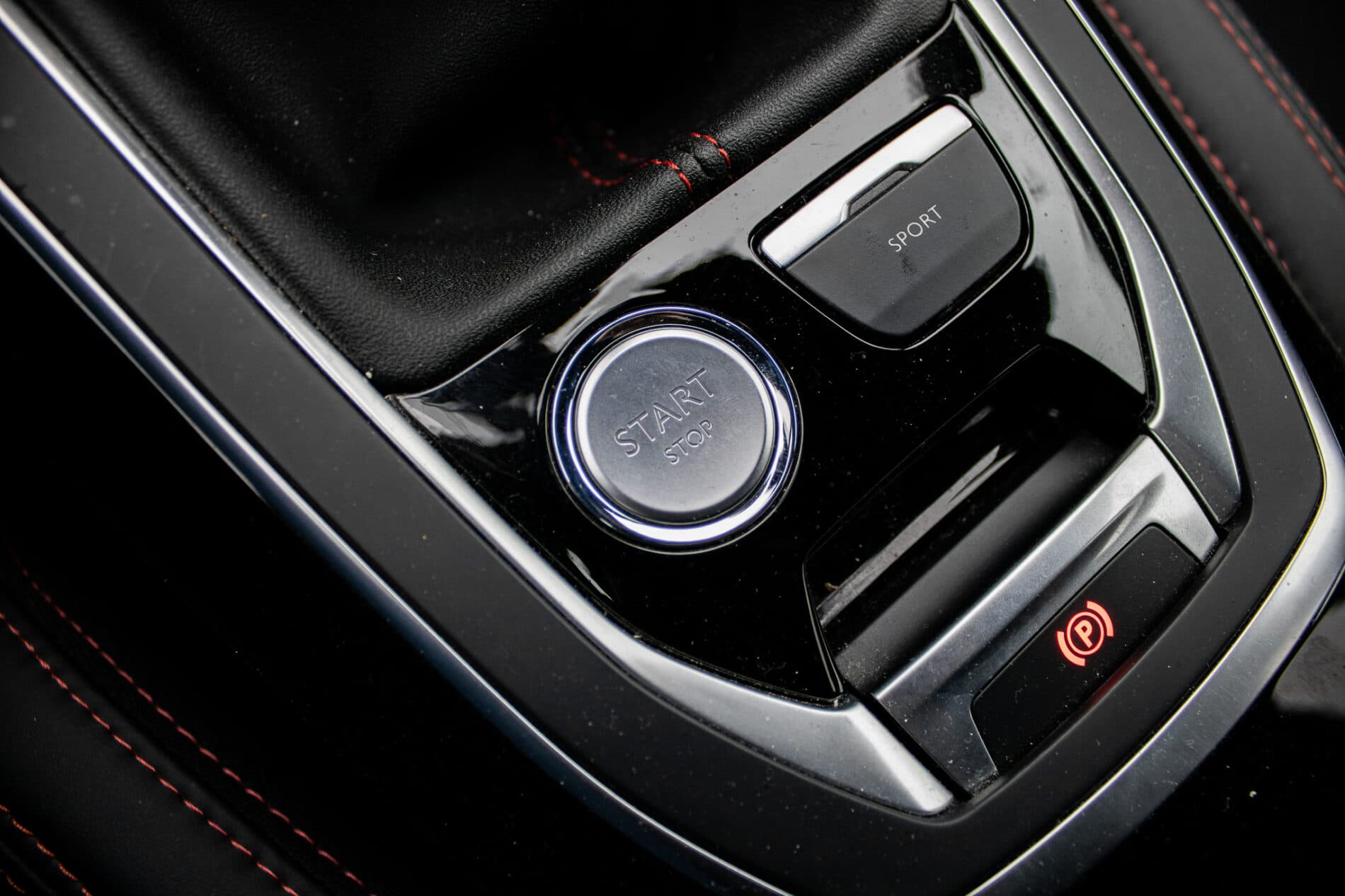 2016 Peugeot 308 GTi, červená hatchback, 30 692 km