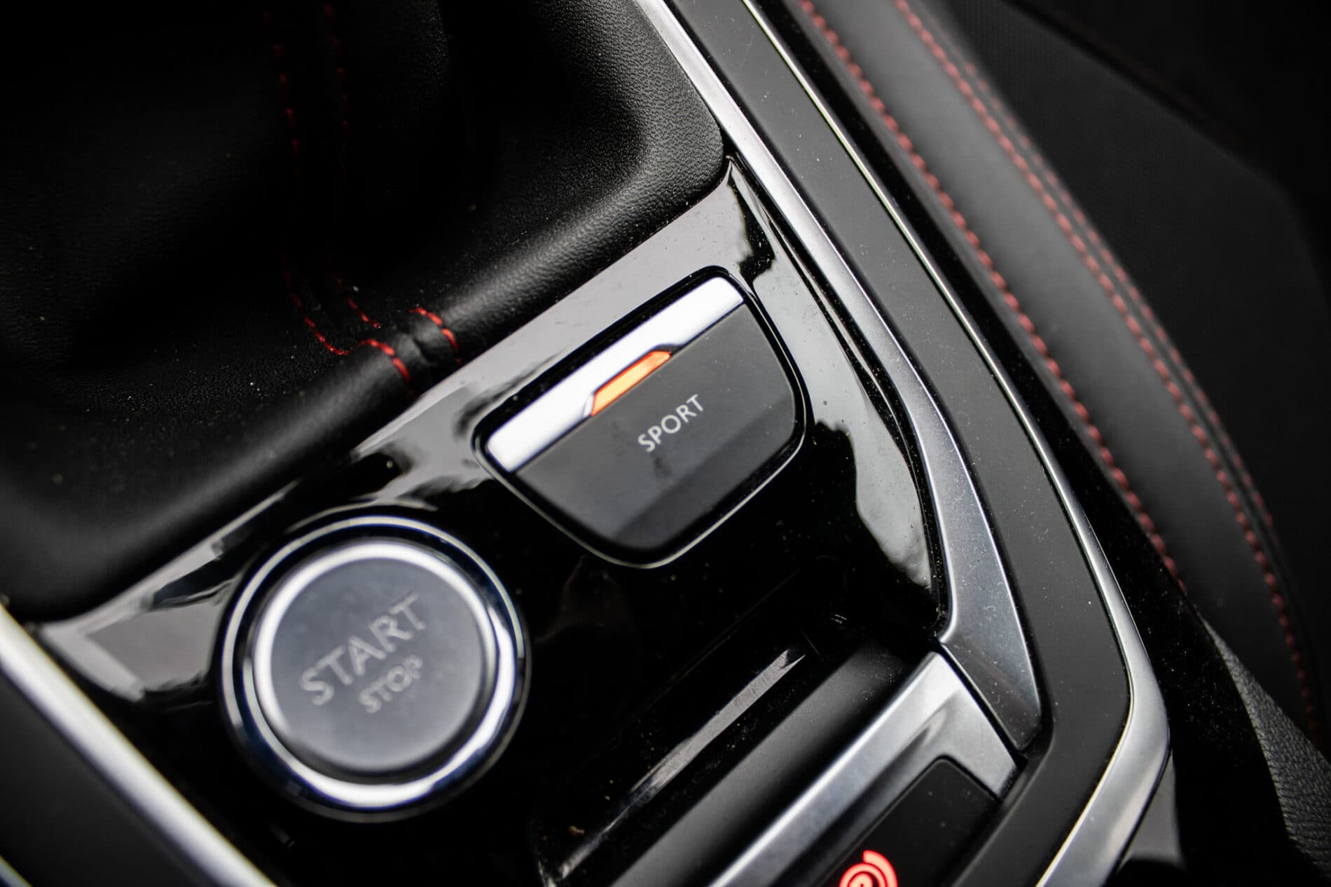 2016 Peugeot 308 GTi, červená hatchback, 30 692 km