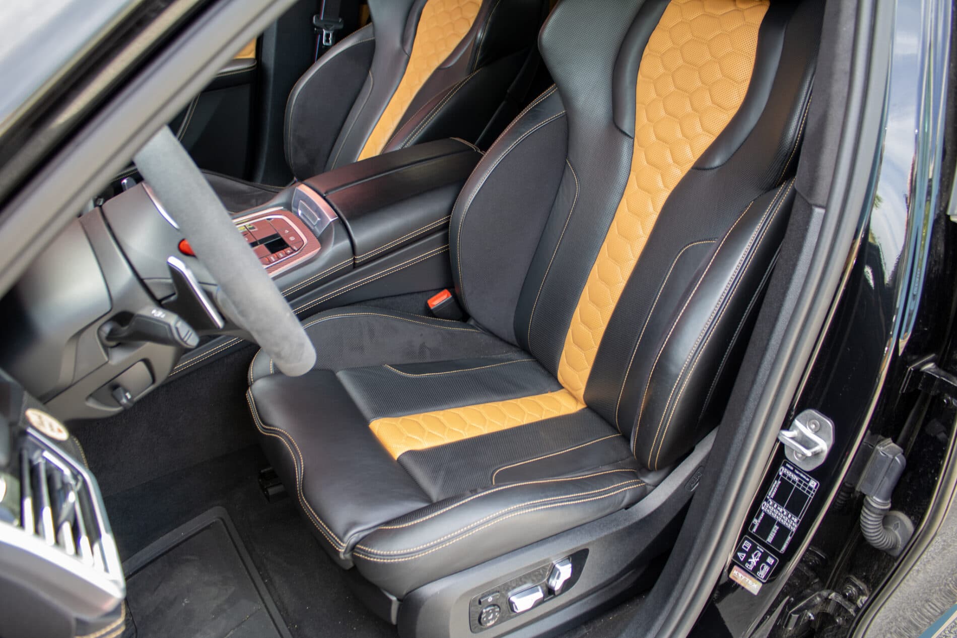 2020 BMW X6 M, čierna suv, 108 787 km