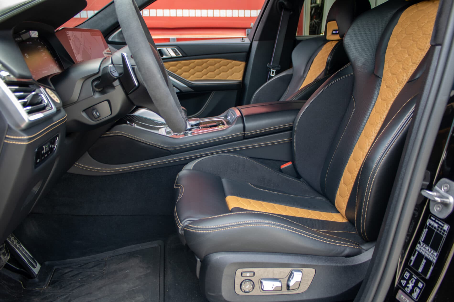2020 BMW X6 M, čierna suv, 108 787 km