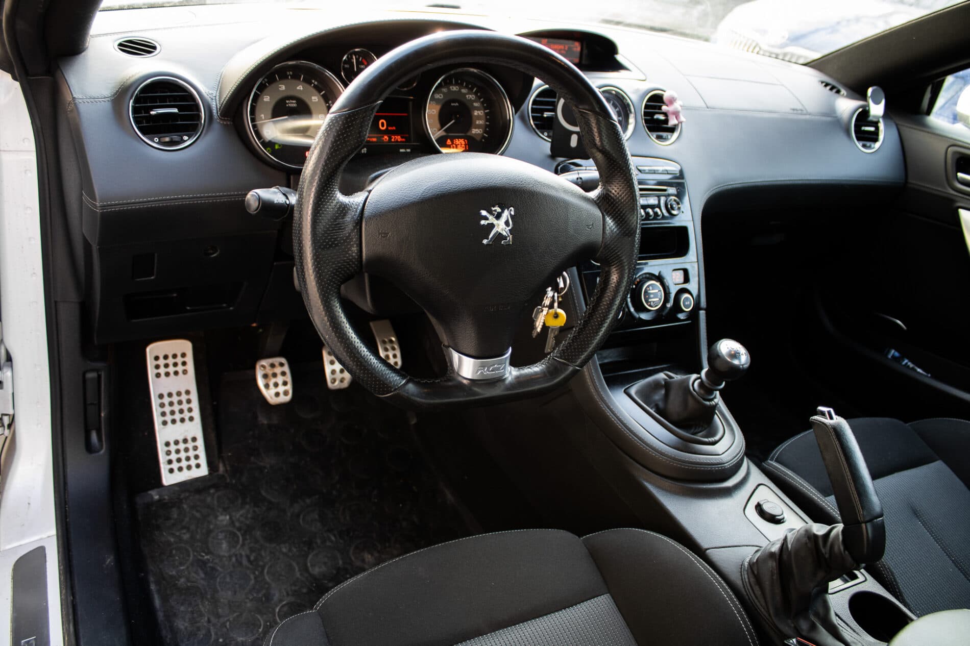 2012 Peugeot RCZ, biela kupé, 171 601 km