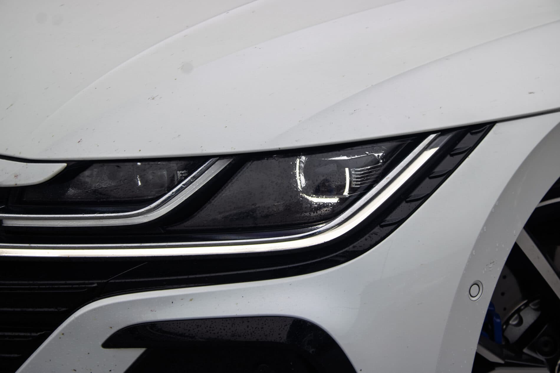 2022 Volkswagen Arteon R, biela kombi, 64 564 km