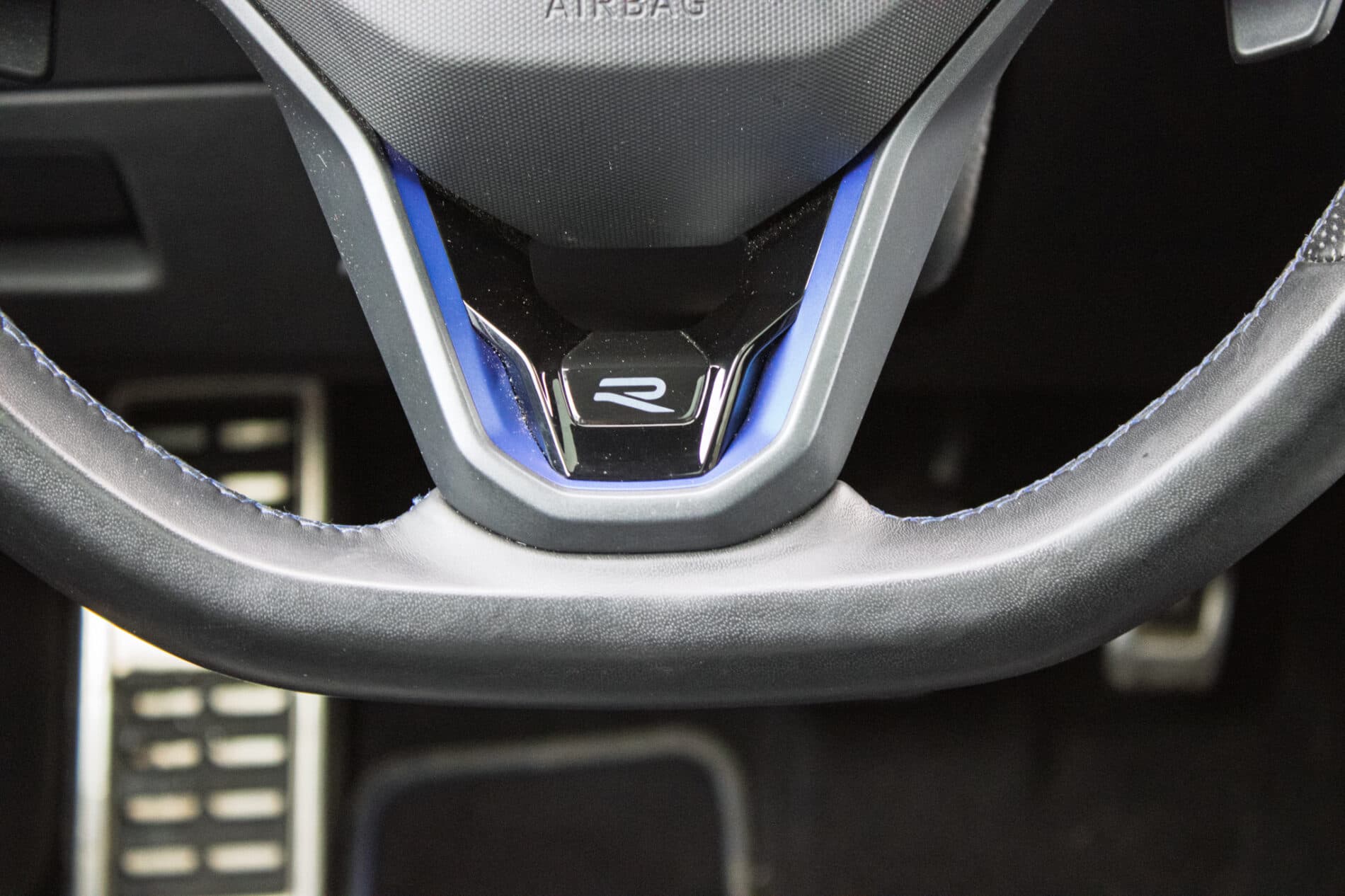 2022 Volkswagen Arteon R, biela kombi, 64 564 km
