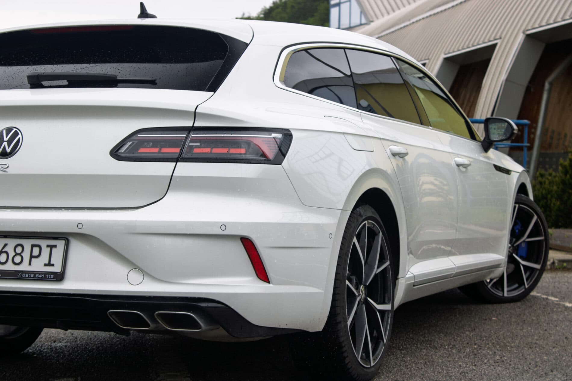 2022 Volkswagen Arteon R, biela kombi, 64 564 km