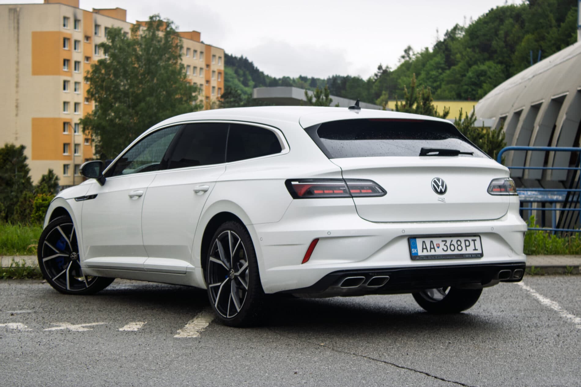 2022 Volkswagen Arteon R, biela kombi, 64 564 km