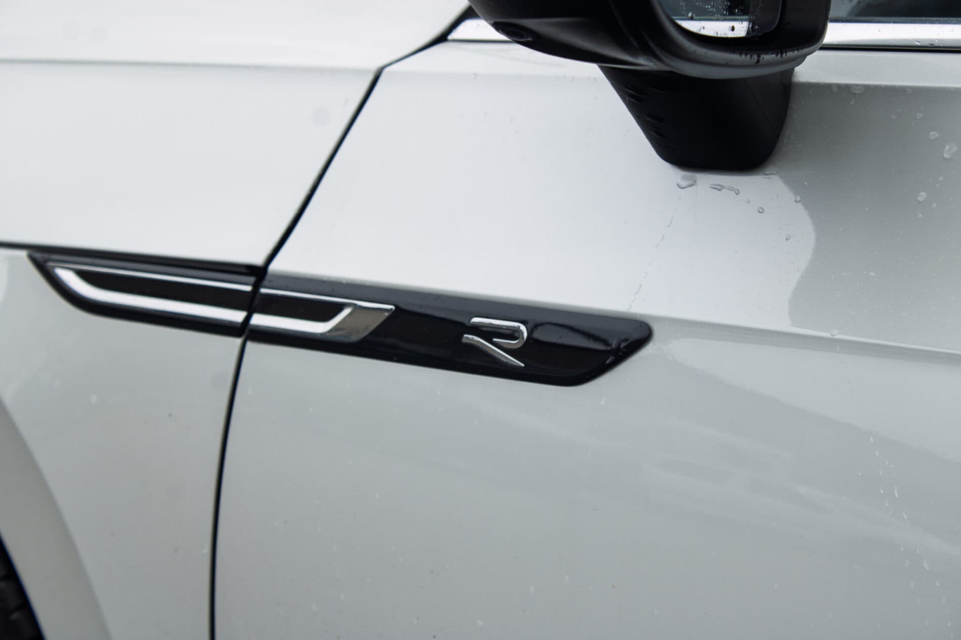 2022 Volkswagen Arteon R, biela kombi, 64 564 km