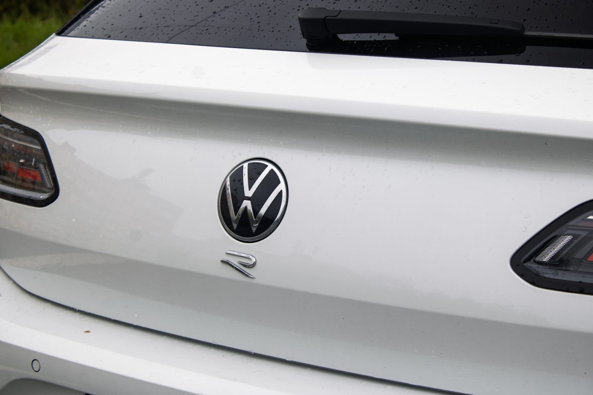 2022 Volkswagen Arteon R, biela kombi, 64 564 km