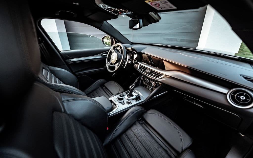 2023 Alfa Romeo Stelvio Veloce Q4, sivá suv, 17 800 km