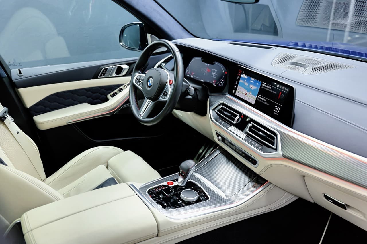 2022 BMW X5 M, tmavomodrá suv, 29 800 km