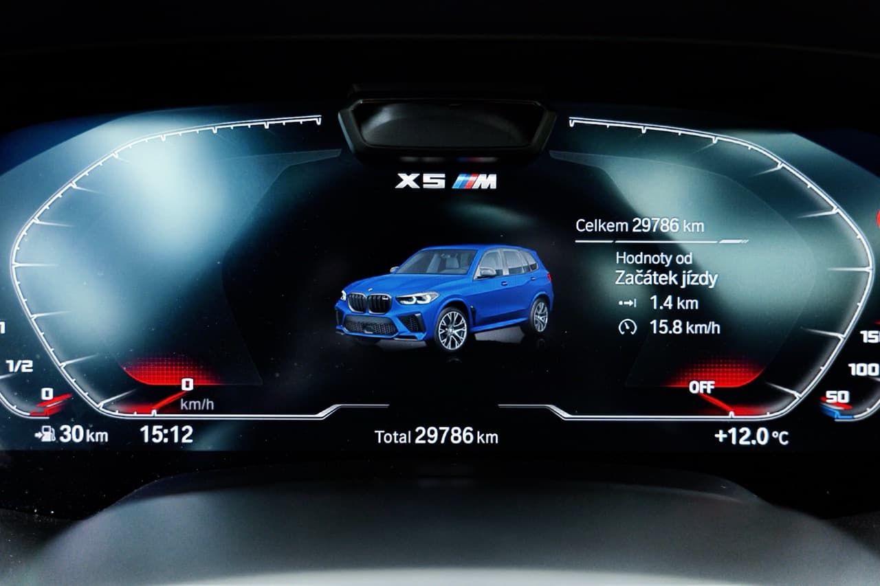 2022 BMW X5 M, tmavomodrá suv, 29 800 km
