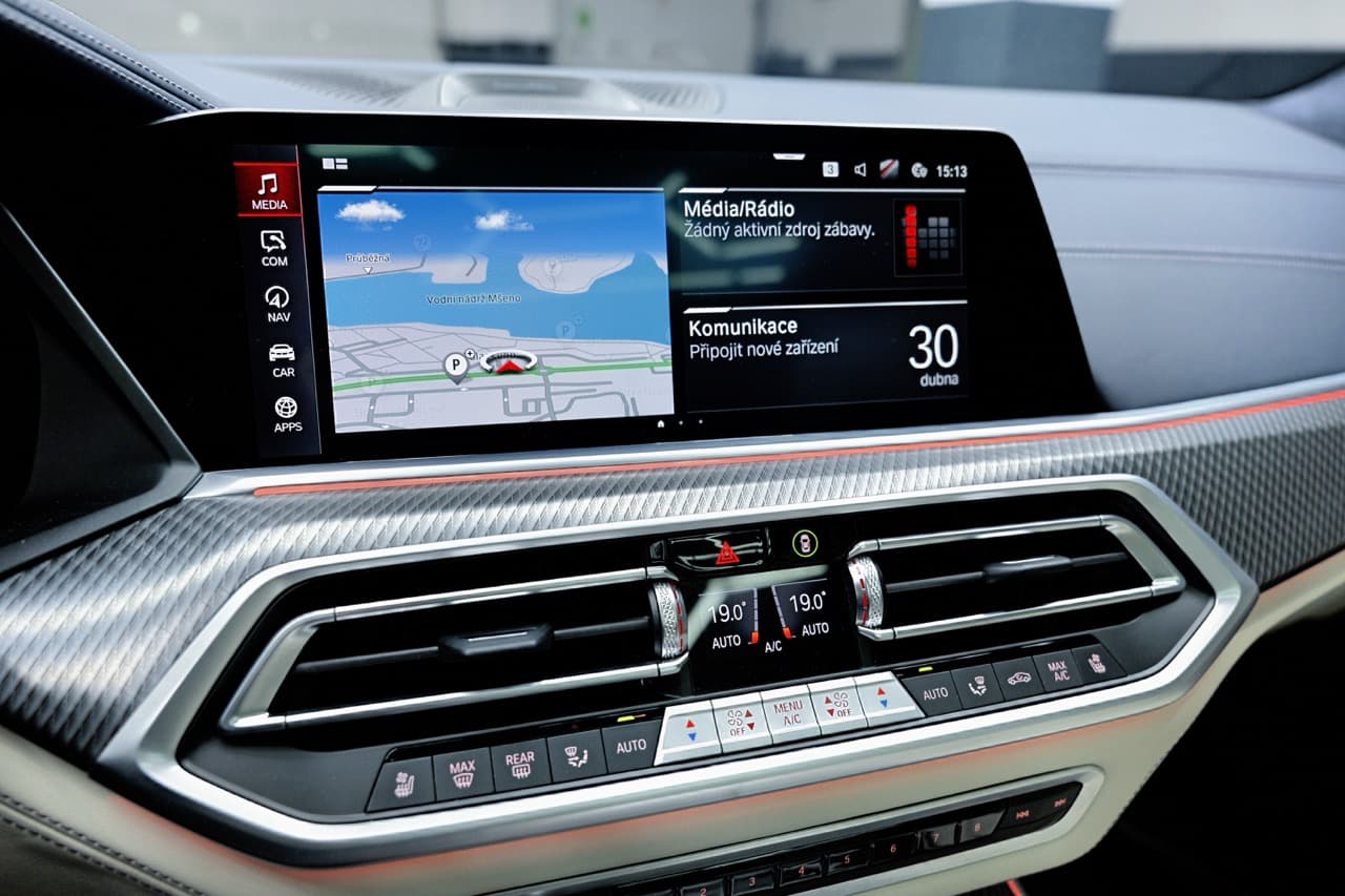 2022 BMW X5 M, tmavomodrá suv, 29 800 km