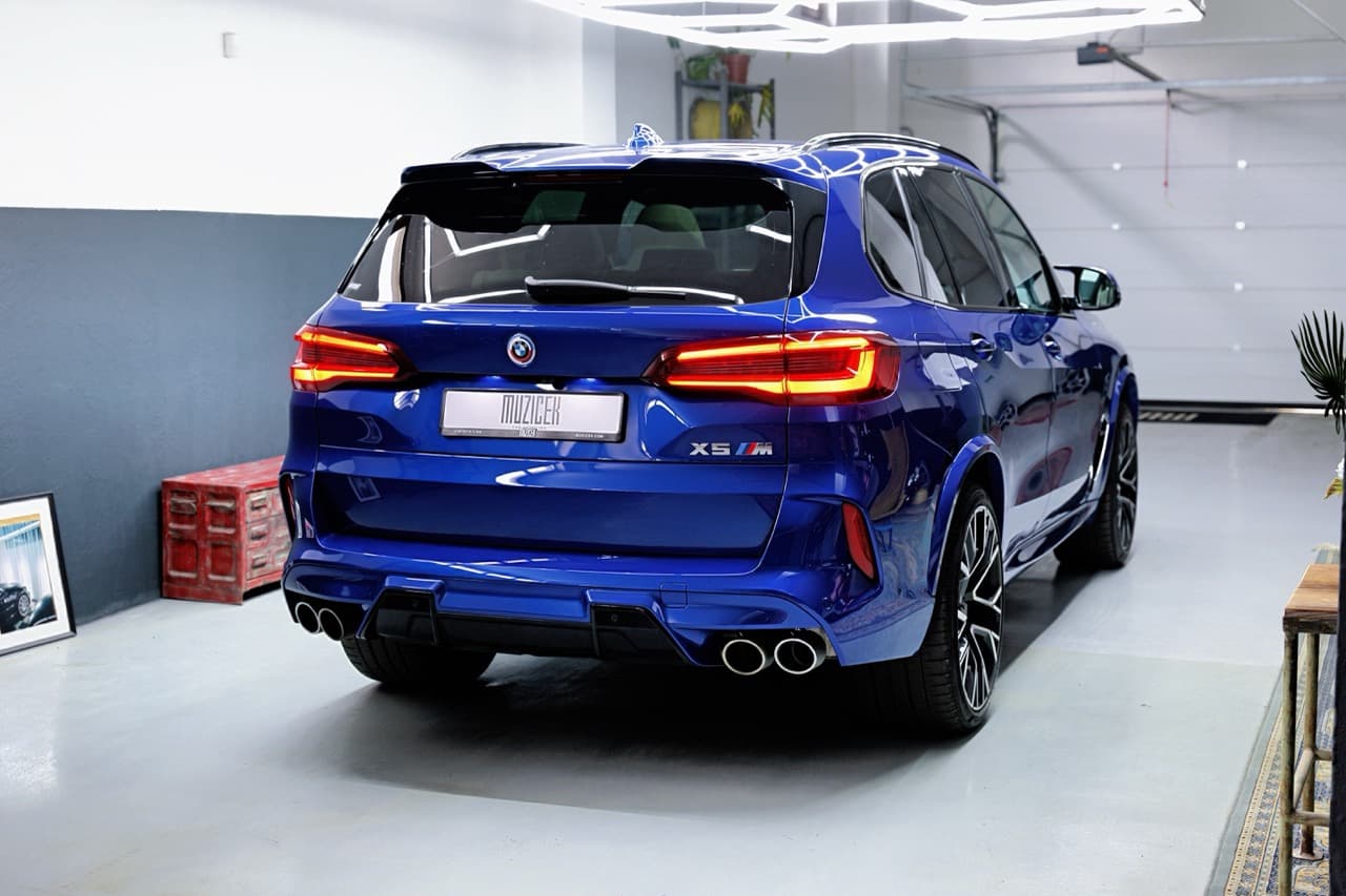 2022 BMW X5 M, tmavomodrá suv, 29 800 km