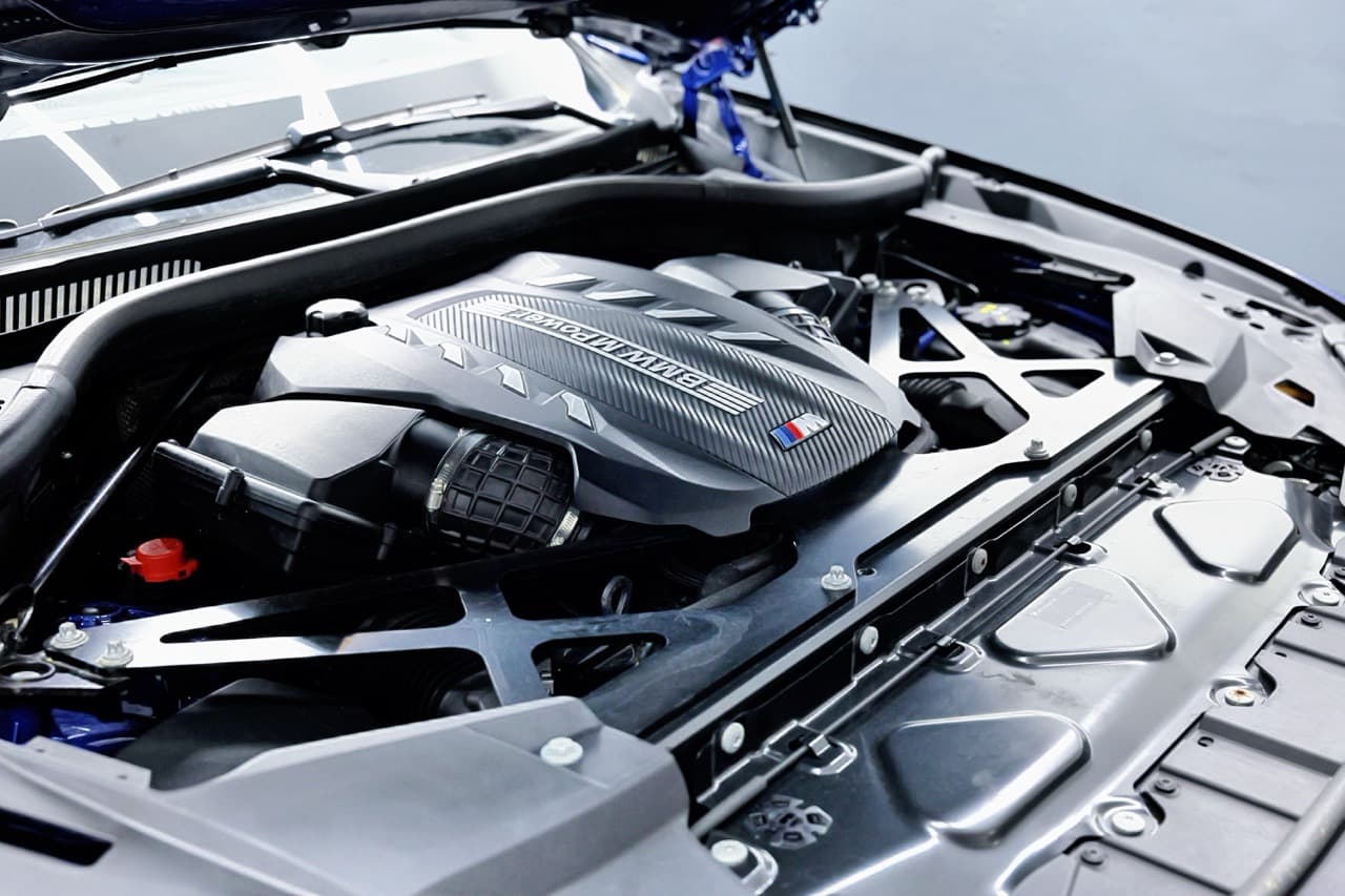 2022 BMW X5 M, tmavomodrá suv, 29 800 km