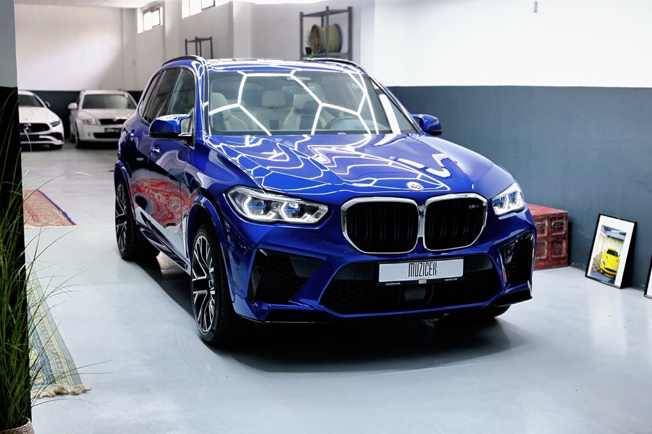 2022 BMW X5 M, tmavomodrá suv, 29 800 km