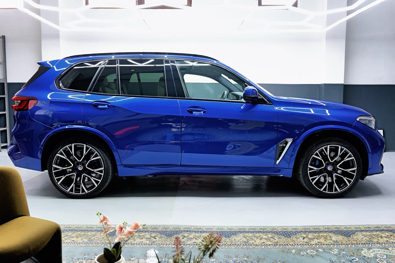 2022 BMW X5 M, tmavomodrá suv, 29 800 km
