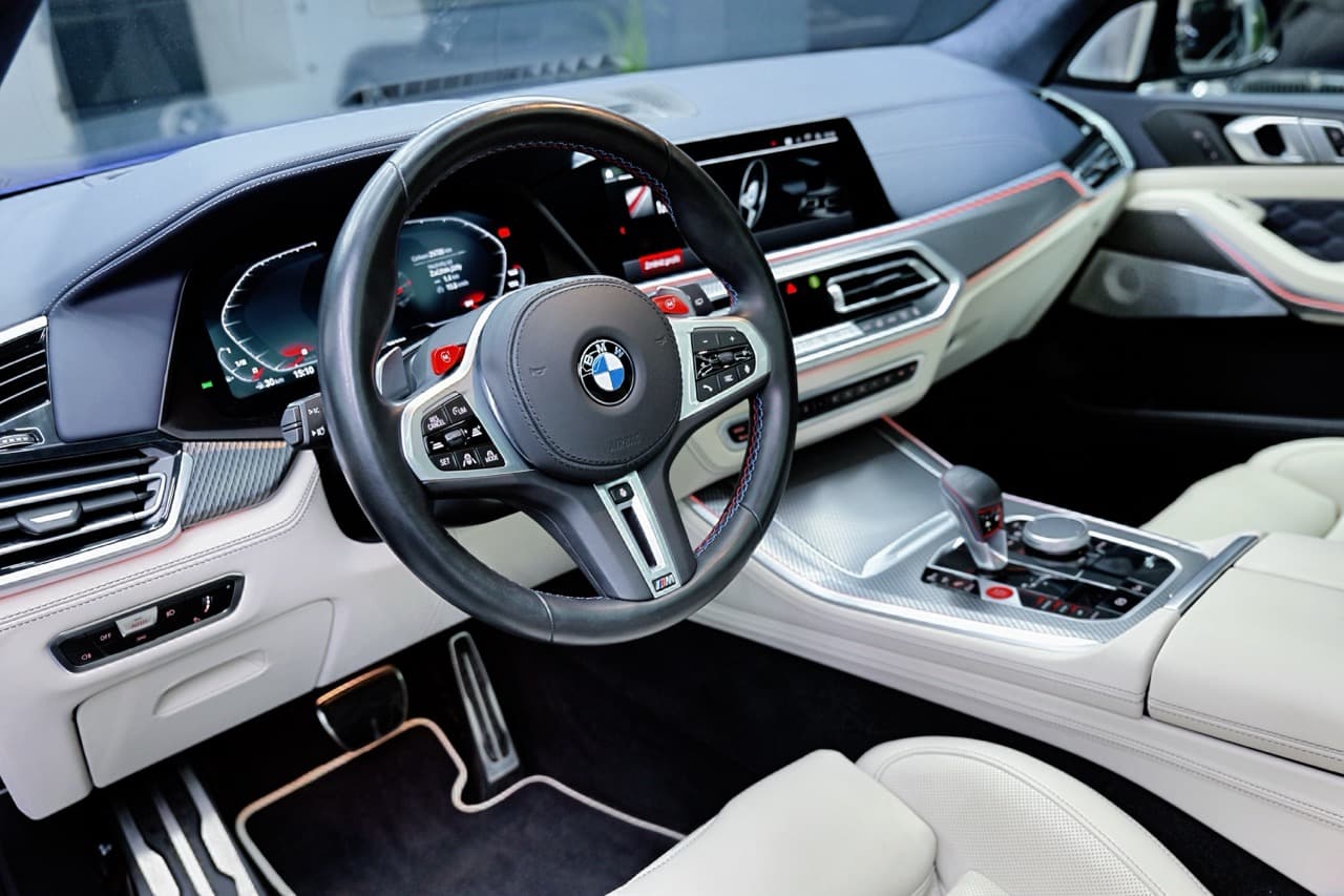 2022 BMW X5 M, tmavomodrá suv, 29 800 km