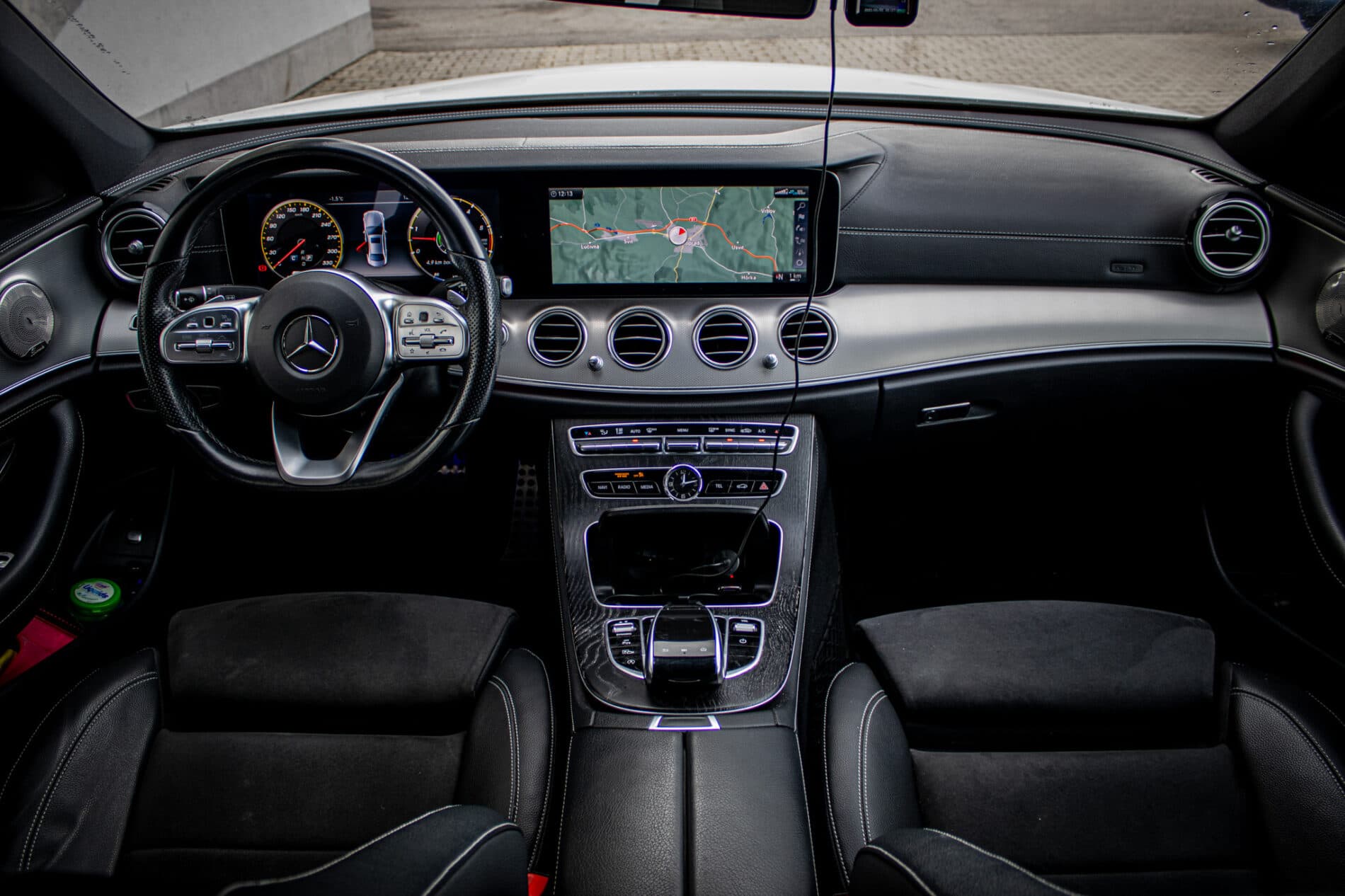 2018 Mercedes-Benz E 400d, biela sedan, 142 796 km