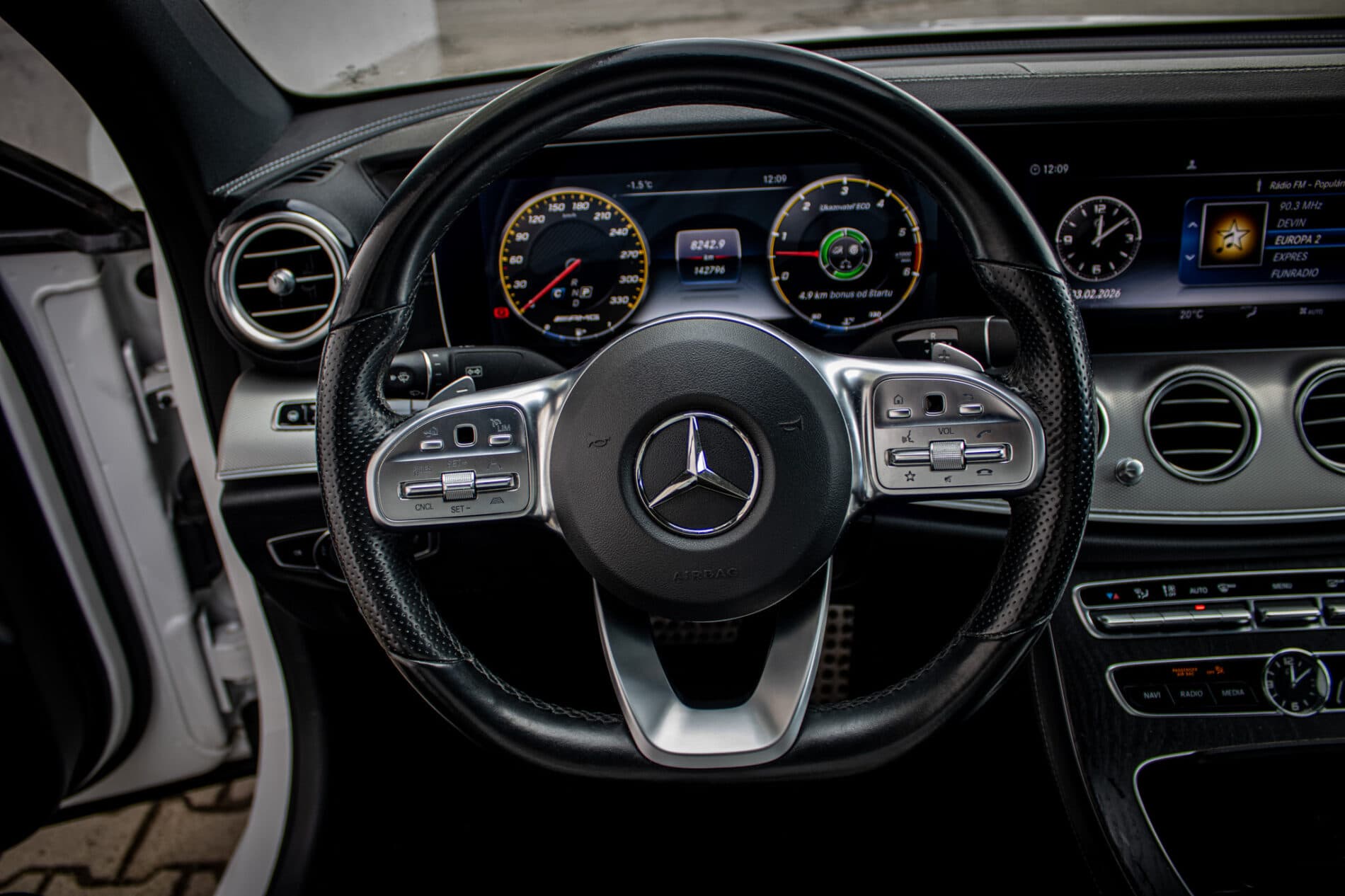 2018 Mercedes-Benz E 400d, biela sedan, 142 796 km