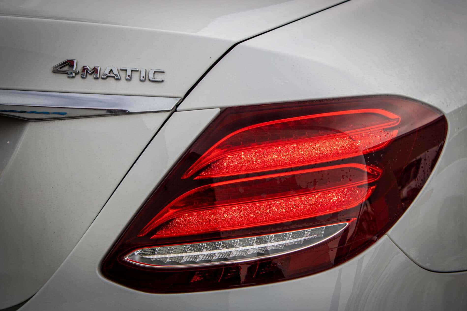 2018 Mercedes-Benz E 400d, biela sedan, 142 796 km