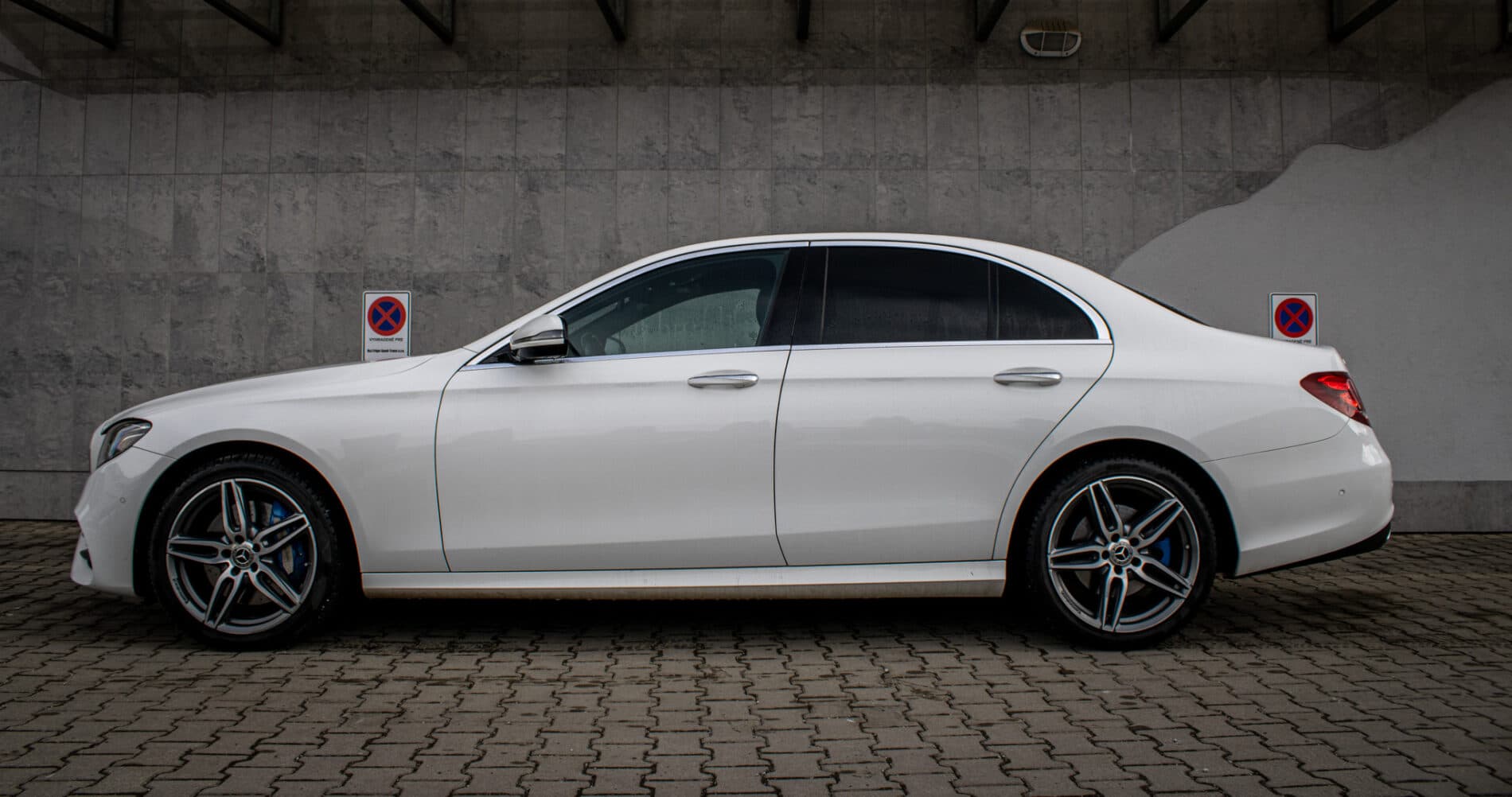 2018 Mercedes-Benz E 400d, biela sedan, 142 796 km