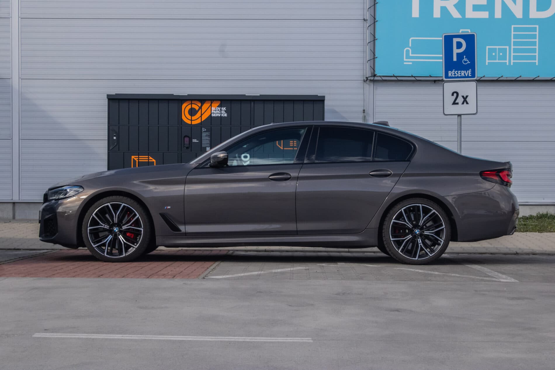 2021 BMW 540d, sivá sedan, 46 152 km