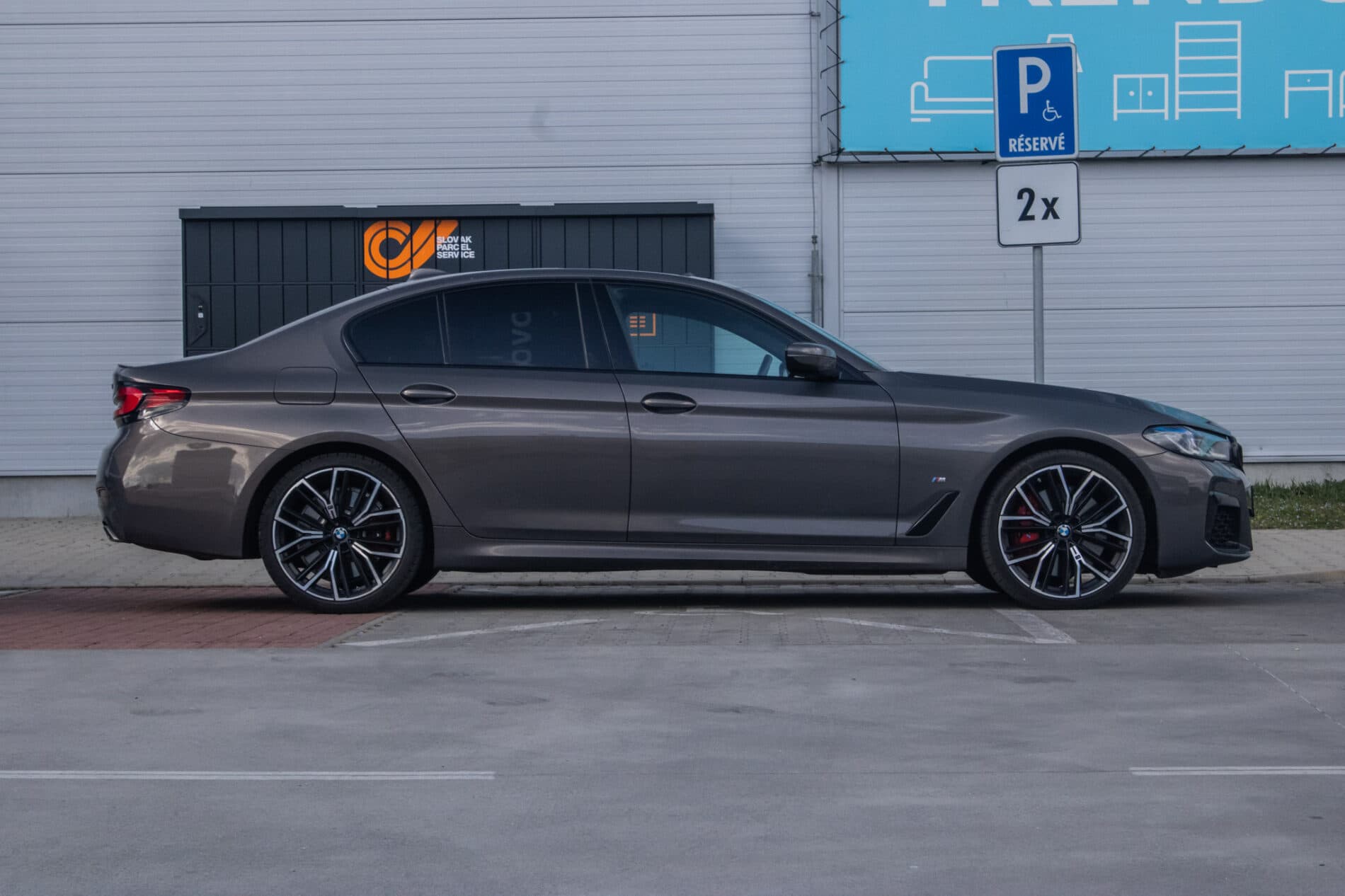 2021 BMW 540d, sivá sedan, 46 152 km